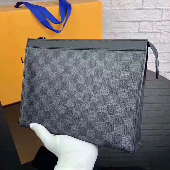 P130LV POCHETTE VOYAGE M61692 41696 Medium Handbag The handbag is made of the new iconic black and gray Monogram Eclipse canvas. This new Pochette Voyage medium handbag with a strong style can easily store personal essentials. Zipper closure - 1 internal patch pocket - 6 internal credit card slots - Specially coated canvas - Microfiber lining - Cowhide leather with Monogram canvas trim. size: 27*6*20-(upgraded version)