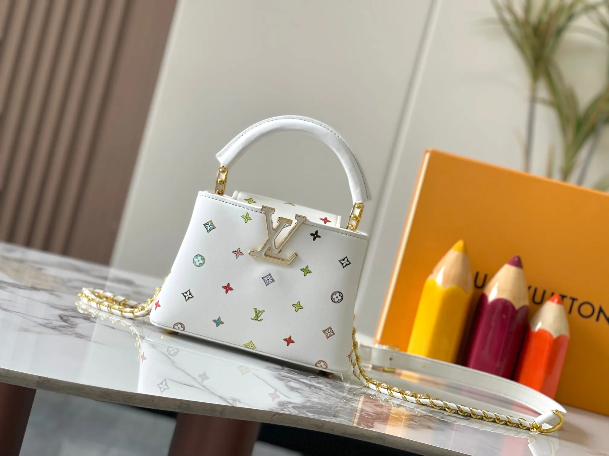 p420 [Guangzhou top quality original version] Capucines Mini Model: 14165 white Material: plain graffiti Hardware upgrade Highlights: LV initials, unique edge ring, fine Monogram flowers on the flap. Size: 21×14×8cm