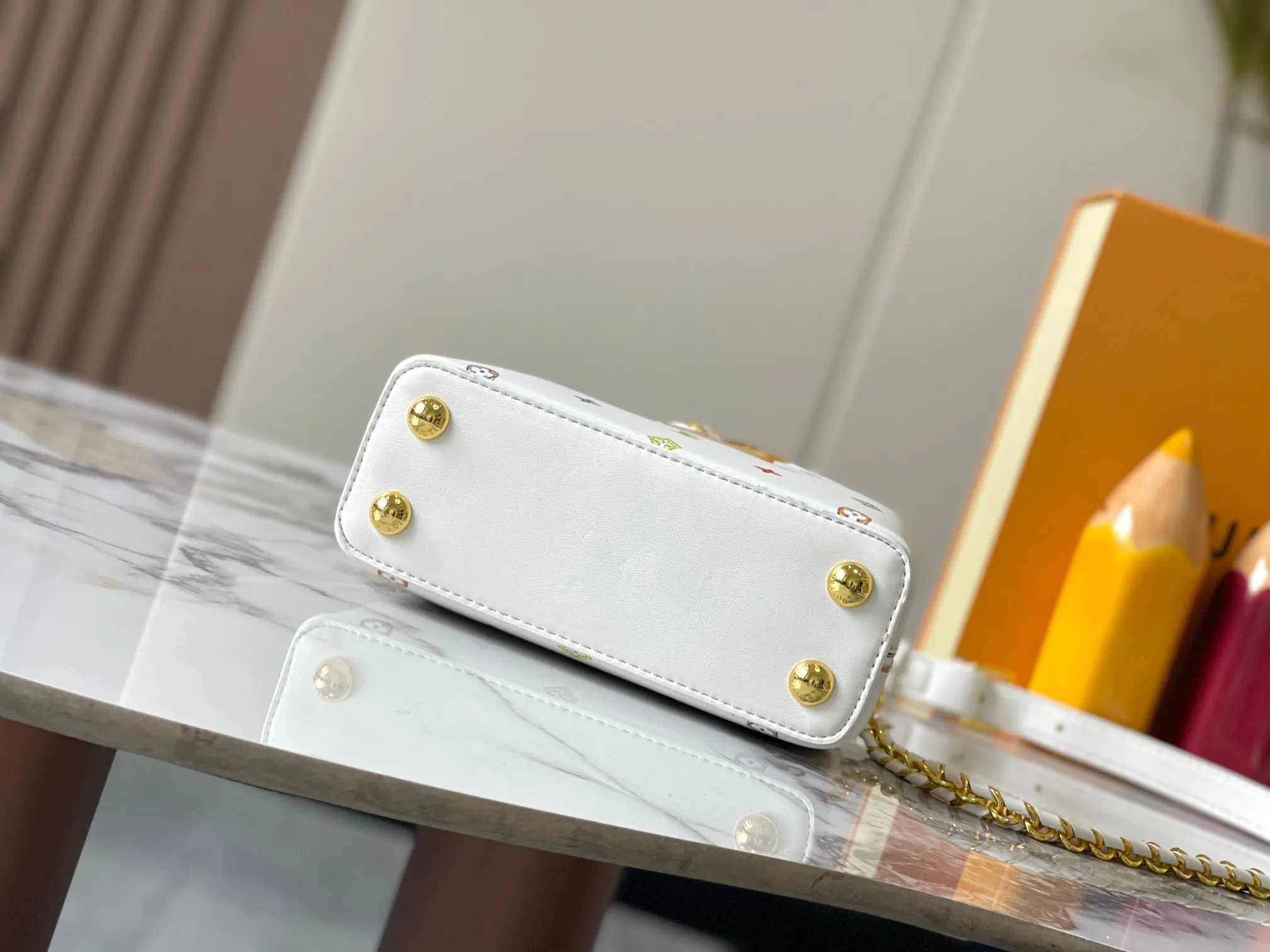 p420 [Guangzhou top quality original version] Capucines Mini Model: 14165 white Material: plain graffiti Hardware upgrade Highlights: LV initials, unique edge ring, fine Monogram flowers on the flap. Size: 21×14×8cm