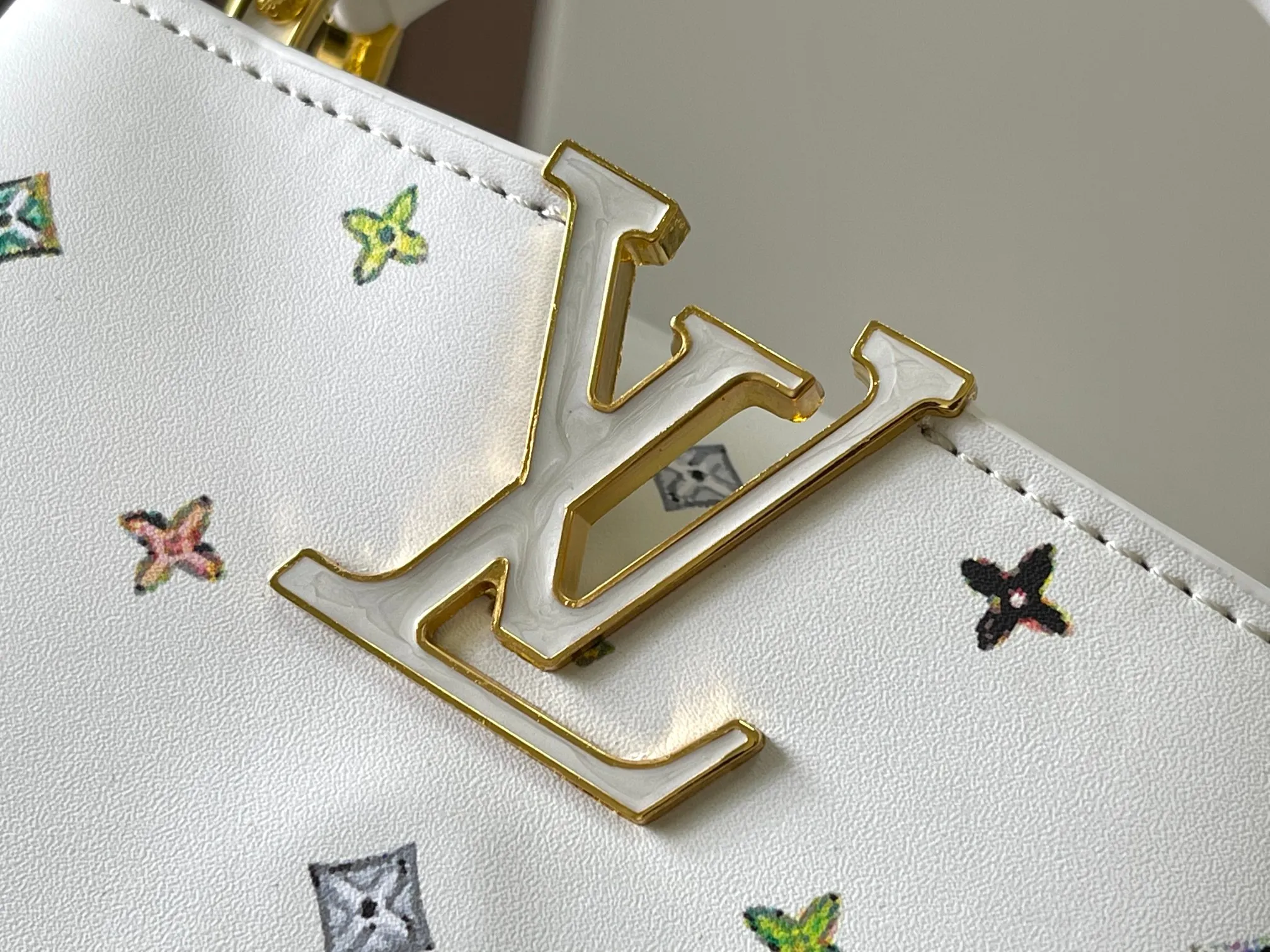 p420 [Guangzhou top quality original version] Capucines Mini Model: 14165 white Material: plain graffiti Hardware upgrade Highlights: LV initials, unique edge ring, fine Monogram flowers on the flap. Size: 21×14×8cm