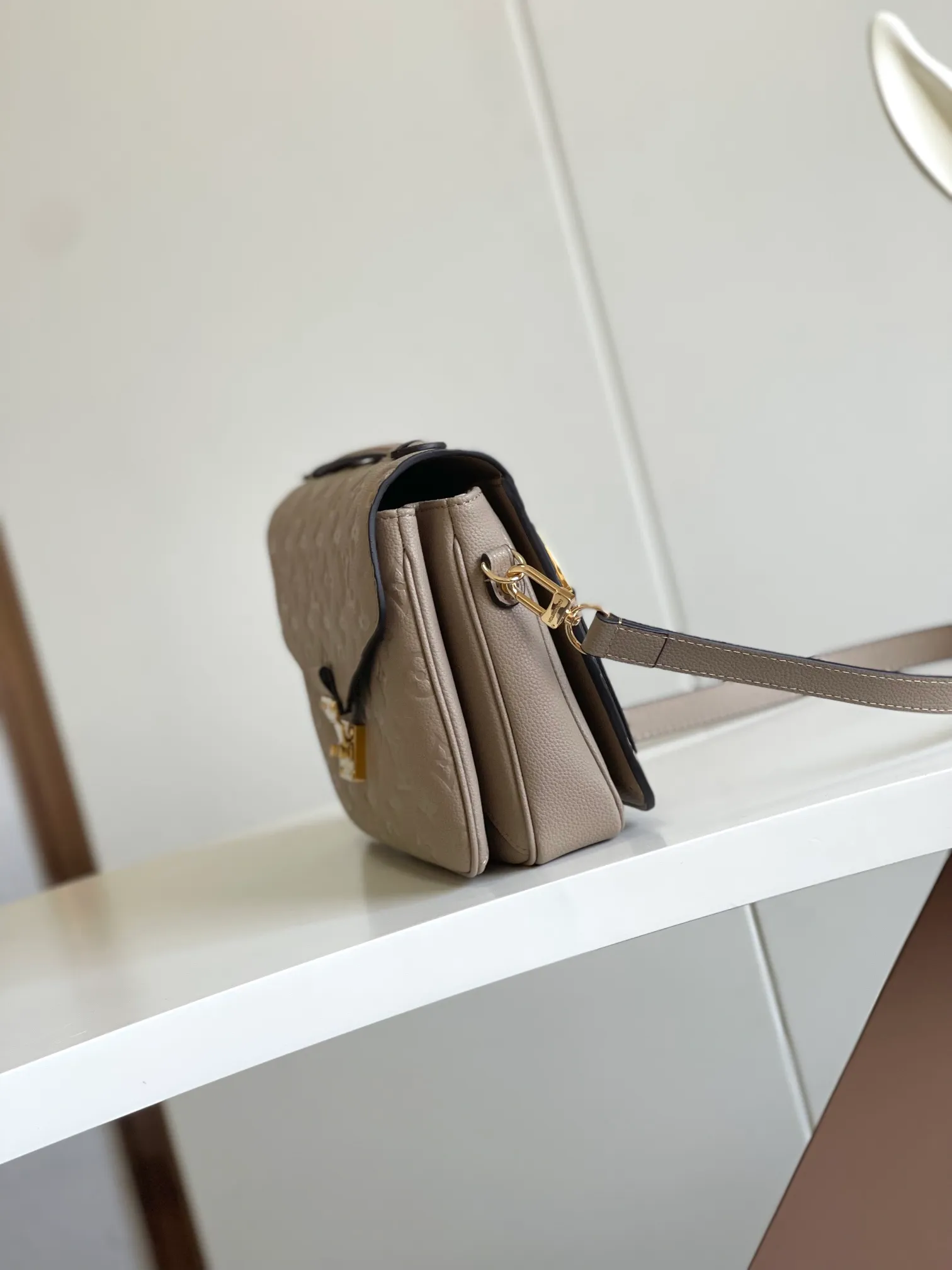 P1300 [Top original item, unique home photo, dynamic chip] [Metis messenger bag] M47142 blue M40780M46552M41487 M44071 M12711 M44881 The latest version of the top-notch version on the market is shipped. The three-dimensional shape and exquisite internal design allow this handbag to hold all daily essentials, while the Monogram Empreinte leather adds a sense of elegance to it. Compact size with multiple practical pockets and compartments. Special S-shaped steel lock with original vacuum nano-plating technology. Feel free to feel the quality as shown in the picture. Access the counter at will. Size: 25 x 19 x 9cm.