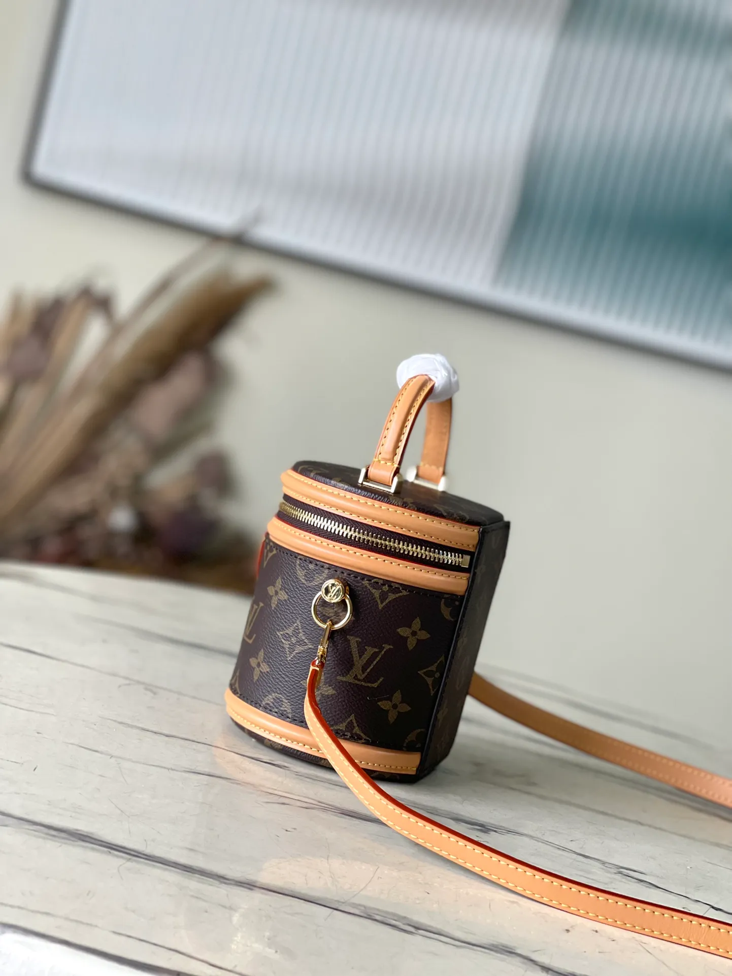 💰800 Top Original Order M82952 This Nano Cannes handbag is made of Monogram canvas with a round and simple structure. It coincides with makeup design. The leather trim and embossed logo on the label are richly detailed, and the handles and detachable and adjustable shoulder strap allow for a variety of carrying styles. Dimensions: 14.5 × 14 × 12 cm
