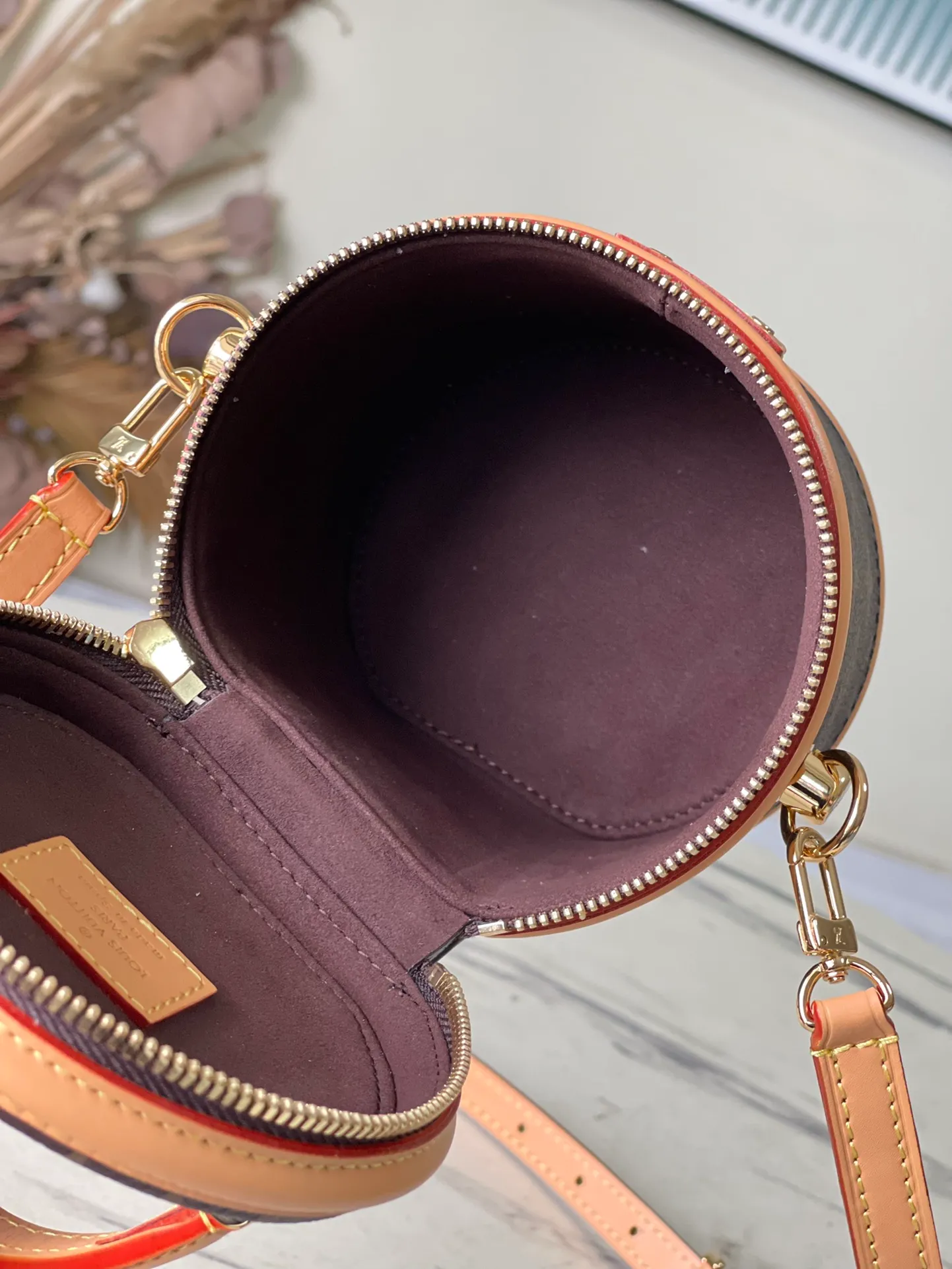 💰800 Top Original Order M82952 This Nano Cannes handbag is made of Monogram canvas with a round and simple structure. It coincides with makeup design. The leather trim and embossed logo on the label are richly detailed, and the handles and detachable and adjustable shoulder strap allow for a variety of carrying styles. Dimensions: 14.5 × 14 × 12 cm