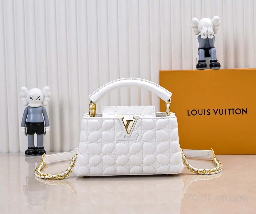 Upgraded version P420 M23998 White This Monogram embroidered flower emerges from the elegant quilting, bringing the style of Louis Vuitton store decoration to the Capucines mini handbag. Soft sheepskin creates a stable structure and trim, and the detachable shoulder strap allows for comfortable shoulder or cross-body wear. Dimensions: 22 x 12 x 8 cm