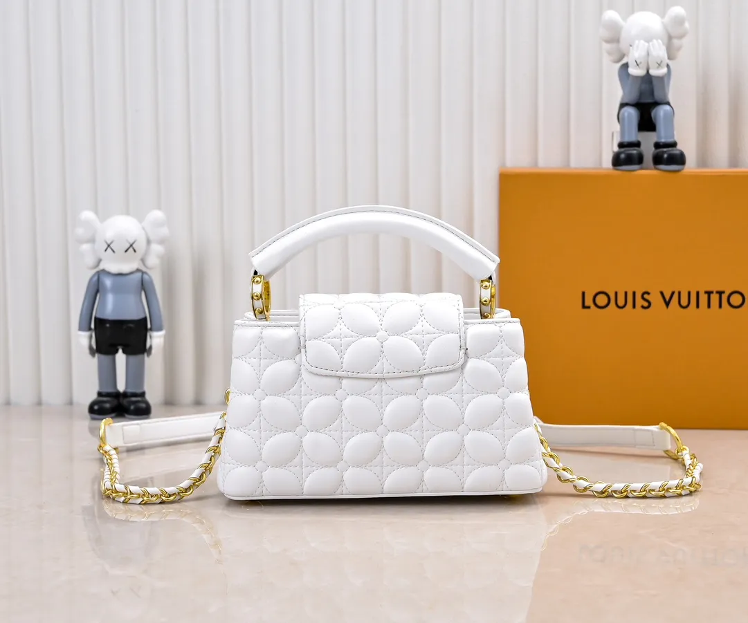 Upgraded version P420 M23998 White This Monogram embroidered flower emerges from the elegant quilting, bringing the style of Louis Vuitton store decoration to the Capucines mini handbag. Soft sheepskin creates a stable structure and trim, and the detachable shoulder strap allows for comfortable shoulder or cross-body wear. Dimensions: 22 x 12 x 8 cm