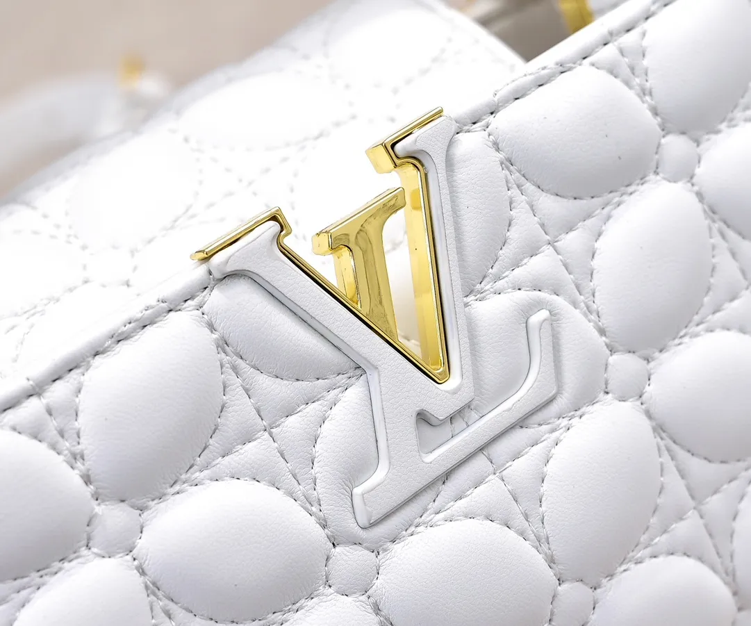Upgraded version P420 M23998 White This Monogram embroidered flower emerges from the elegant quilting, bringing the style of Louis Vuitton store decoration to the Capucines mini handbag. Soft sheepskin creates a stable structure and trim, and the detachable shoulder strap allows for comfortable shoulder or cross-body wear. Dimensions: 22 x 12 x 8 cm