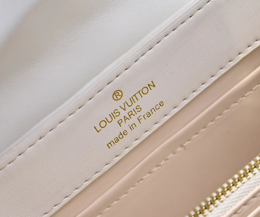 Upgraded version P420 M23998 White This Monogram embroidered flower emerges from the elegant quilting, bringing the style of Louis Vuitton store decoration to the Capucines mini handbag. Soft sheepskin creates a stable structure and trim, and the detachable shoulder strap allows for comfortable shoulder or cross-body wear. Dimensions: 22 x 12 x 8 cm