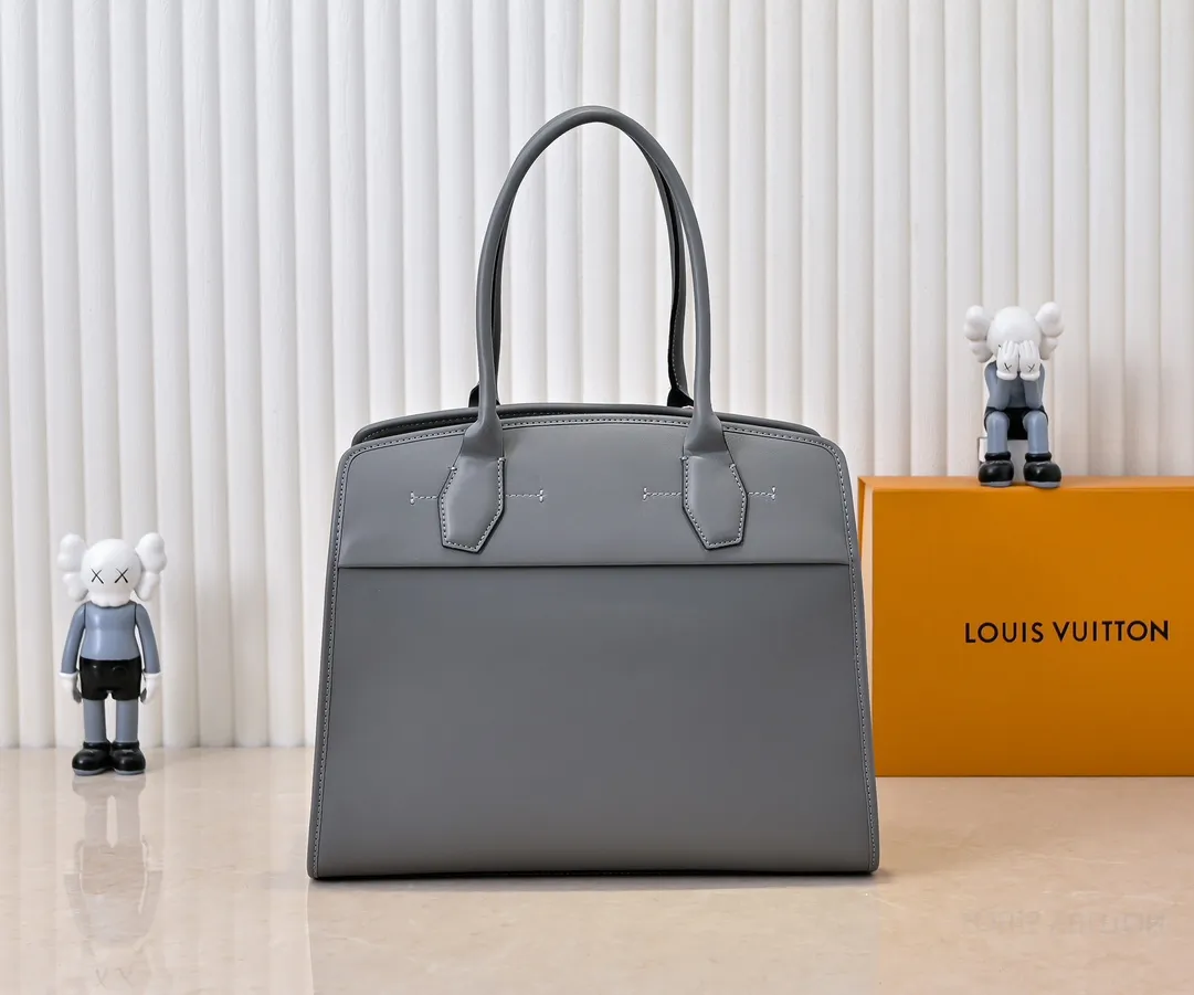 Batch 💰Small 380 💰Large 200 Furry M12005 M12556 M12337 This large City Steamer handbag draws inspiration from the design of luggage built for cruise ships in 1901, making its eye-catching appearance at the 2024 autumn and winter ready-to-wear show. Grained Millesime leather and shearling leather trims add seasonal flair, an embossed padlock and hot-stamped LV Circle logo add a modern twist, and a removable Monogram storage bag makes it easy to store valuables. Size: large size 35x42x21cm, small size 30x36x17