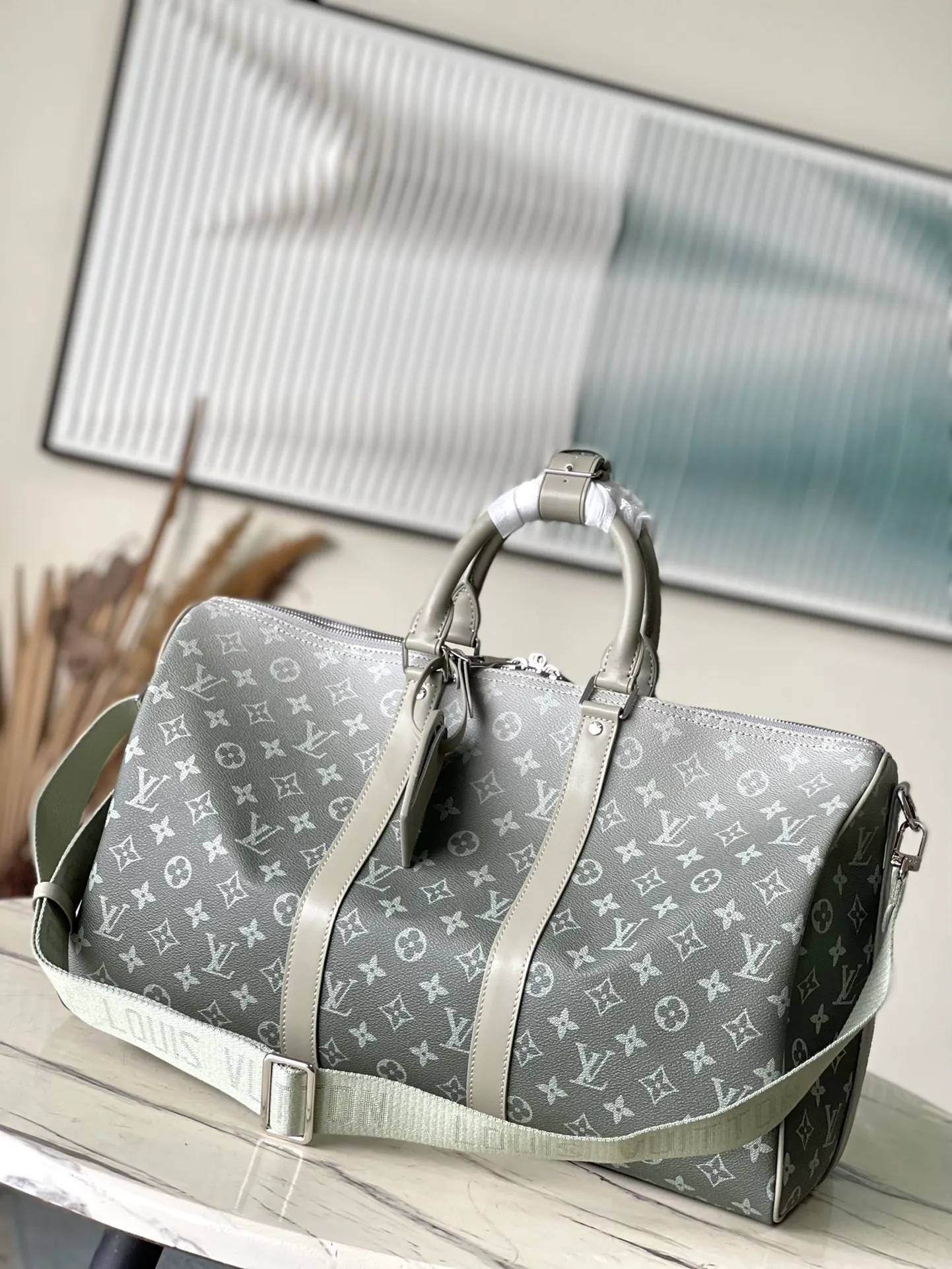 💰1280 Top Original Order M11718 This Keepall Bandouliere 45 travel bag is made of Monogram Gradient coated canvas, with the full-width Monogram pattern gradually dissipating to create an eye-catching style, complementing iconic elements such as side straps and rolled leather handles. The wide, removable and adjustable shoulder strap allows for shoulder or cross-body wear. Dimensions: 45 × 27 × 20 cm