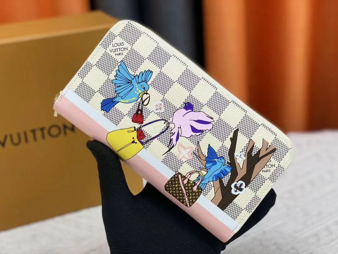 P150💰 M80857M60017 Japan limited wallet "Gibby Wallet", printed with Louis Vuitton's cute mascot "Vivian" illustration on single gram canvas. Brightly colored kites and cute mascots are combined, embellished with tiny single flowers. This is a collectible item that is perfect as a gift for those who love singles. Size: 19x 12.5x 3.0cm, 🎁🎁