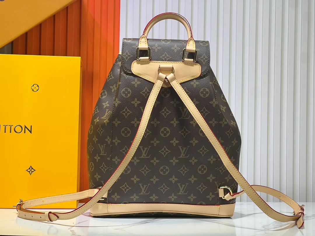 Batch 500💰M11197 Upgraded version of discolored leather Nicolas Ghesquière looks back at the Montsouris handbag that came out in 1994. This Montsouris medium backpack is made of Monogram coated canvas and calfskin trim, paying tribute to Louis Vuitton's travel spirit. The zippered front pocket adds a functional element, with a drawstring and magnetic closure for secure opening and closing. Size: 35x38x21cm