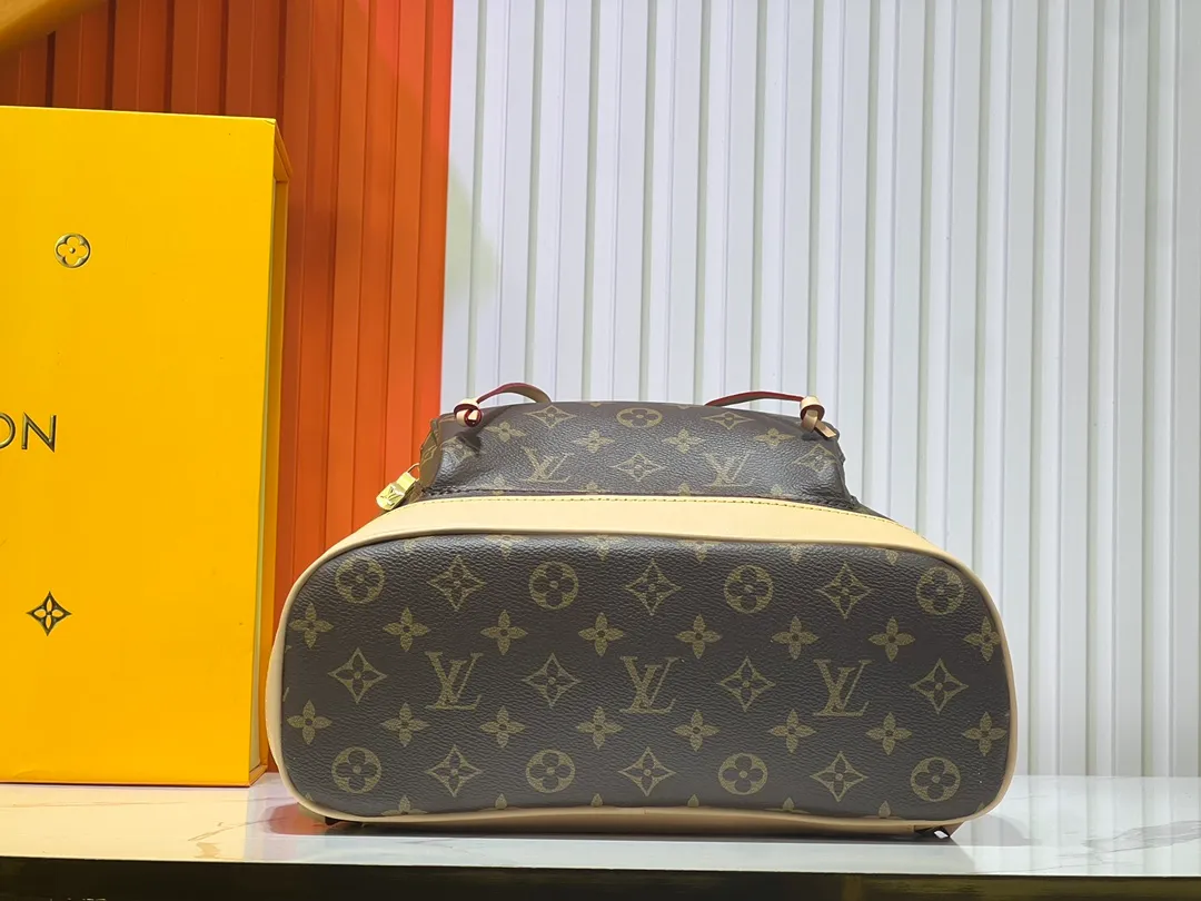 Batch 500💰M11197 Upgraded version of discolored leather Nicolas Ghesquière looks back at the Montsouris handbag that came out in 1994. This Montsouris medium backpack is made of Monogram coated canvas and calfskin trim, paying tribute to Louis Vuitton's travel spirit. The zippered front pocket adds a functional element, with a drawstring and magnetic closure for secure opening and closing. Size: 35x38x21cm