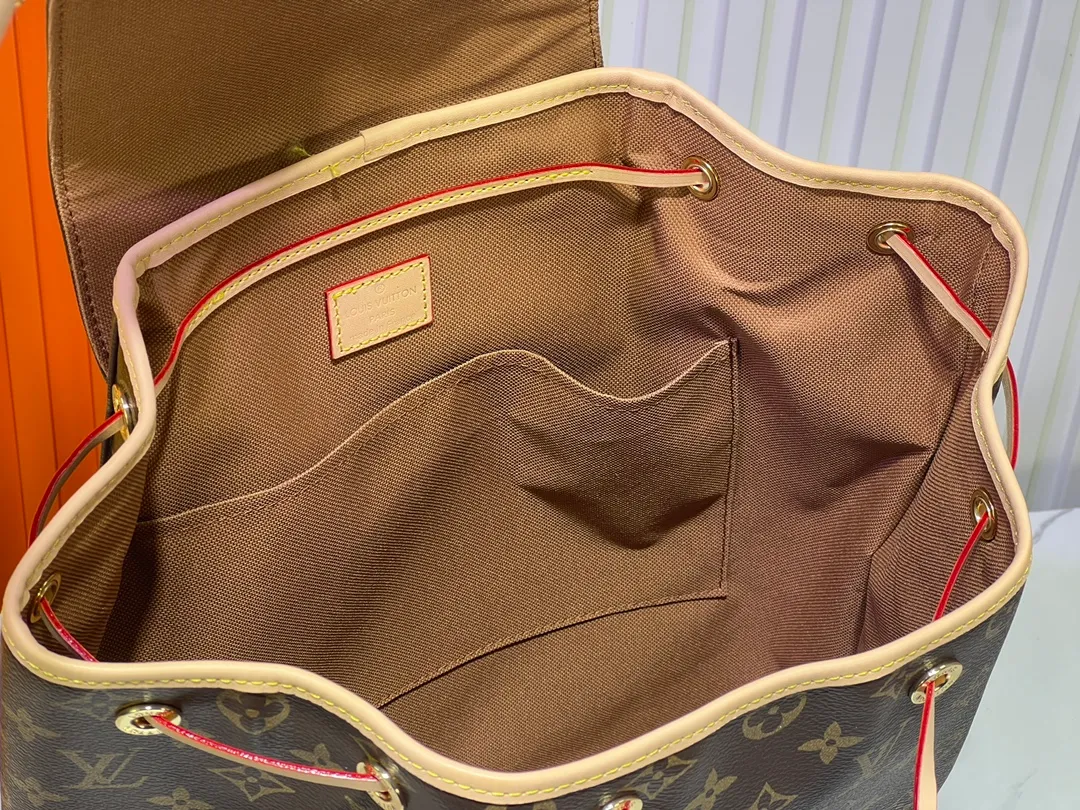 Batch 500💰M11197 Upgraded version of discolored leather Nicolas Ghesquière looks back at the Montsouris handbag that came out in 1994. This Montsouris medium backpack is made of Monogram coated canvas and calfskin trim, paying tribute to Louis Vuitton's travel spirit. The zippered front pocket adds a functional element, with a drawstring and magnetic closure for secure opening and closing. Size: 35x38x21cm