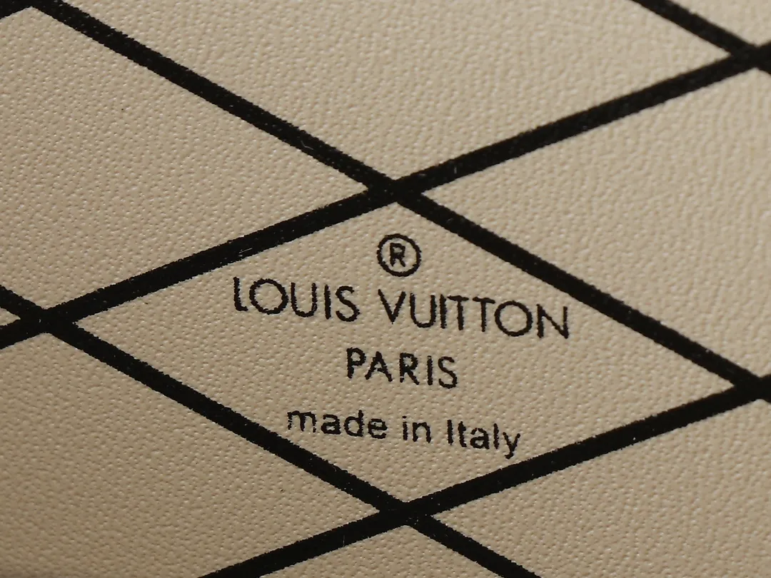 💰340💰Upgraded from the original M21462 M86286 black denim Petite Malle handbag, made of Monogram jacquard denim, showing the new season look of Louis Vuitton's classic elements. Rough, sand-washed textures lend a rustic feel, contrasting with leather trim, dazzling hardware and gothic chains. Remove the leather shoulder strap and the "small hard case" instantly transforms into a clutch. Dimensions: 20 x 12.5 x 6 cm (length x height x width)