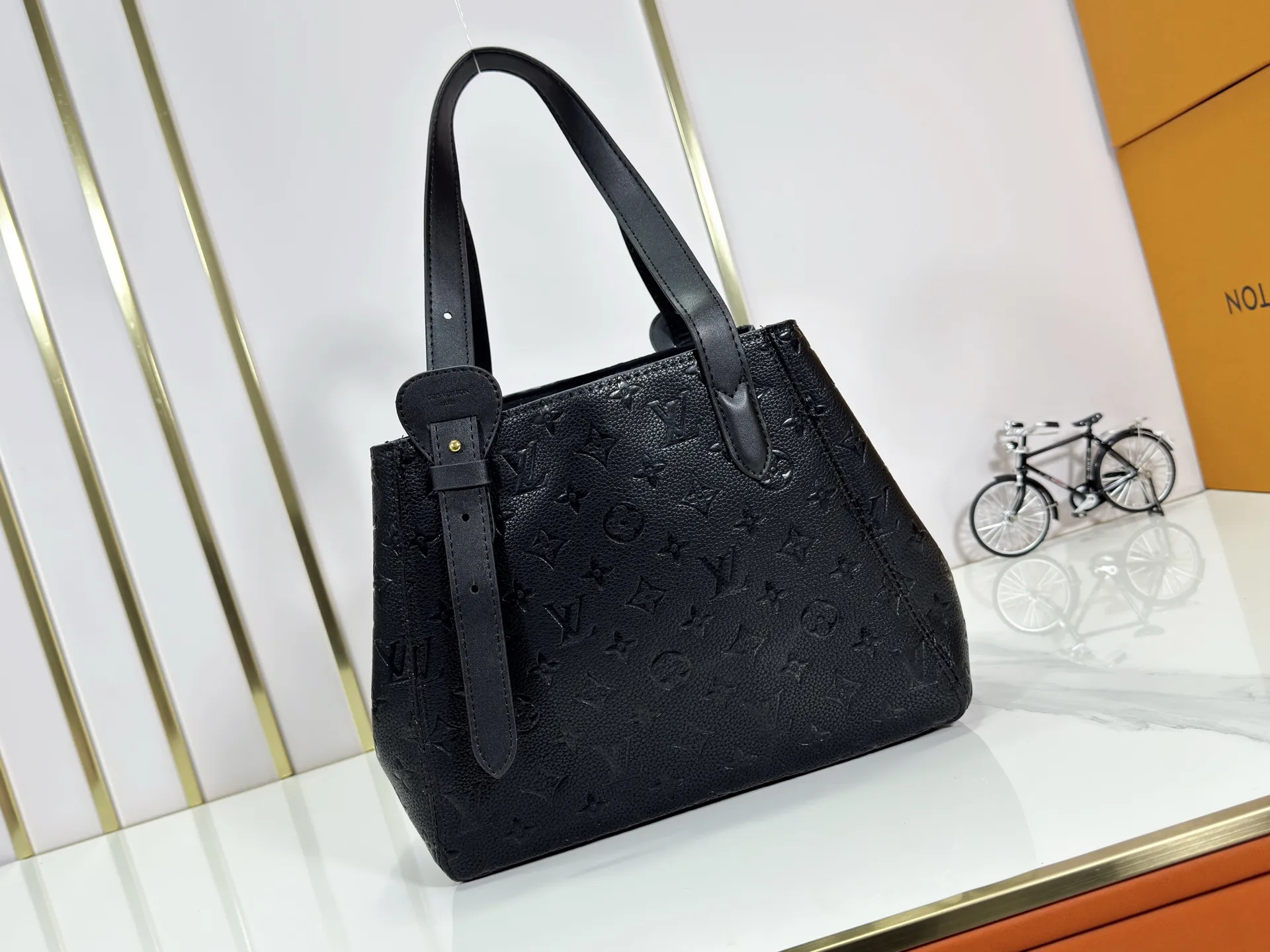 P240 upgraded original M25858 M25888 black M25890 gray All In One small handbag expands the capacity definition of the All-In series and can be transformed into a rounded Hobo handbag or an open tote bag, making it easy to carry daily needs. Monogram Empreinte leather bag with dazzling hardware, LV padlock and nameplate highlight the exquisite details. 40,0
