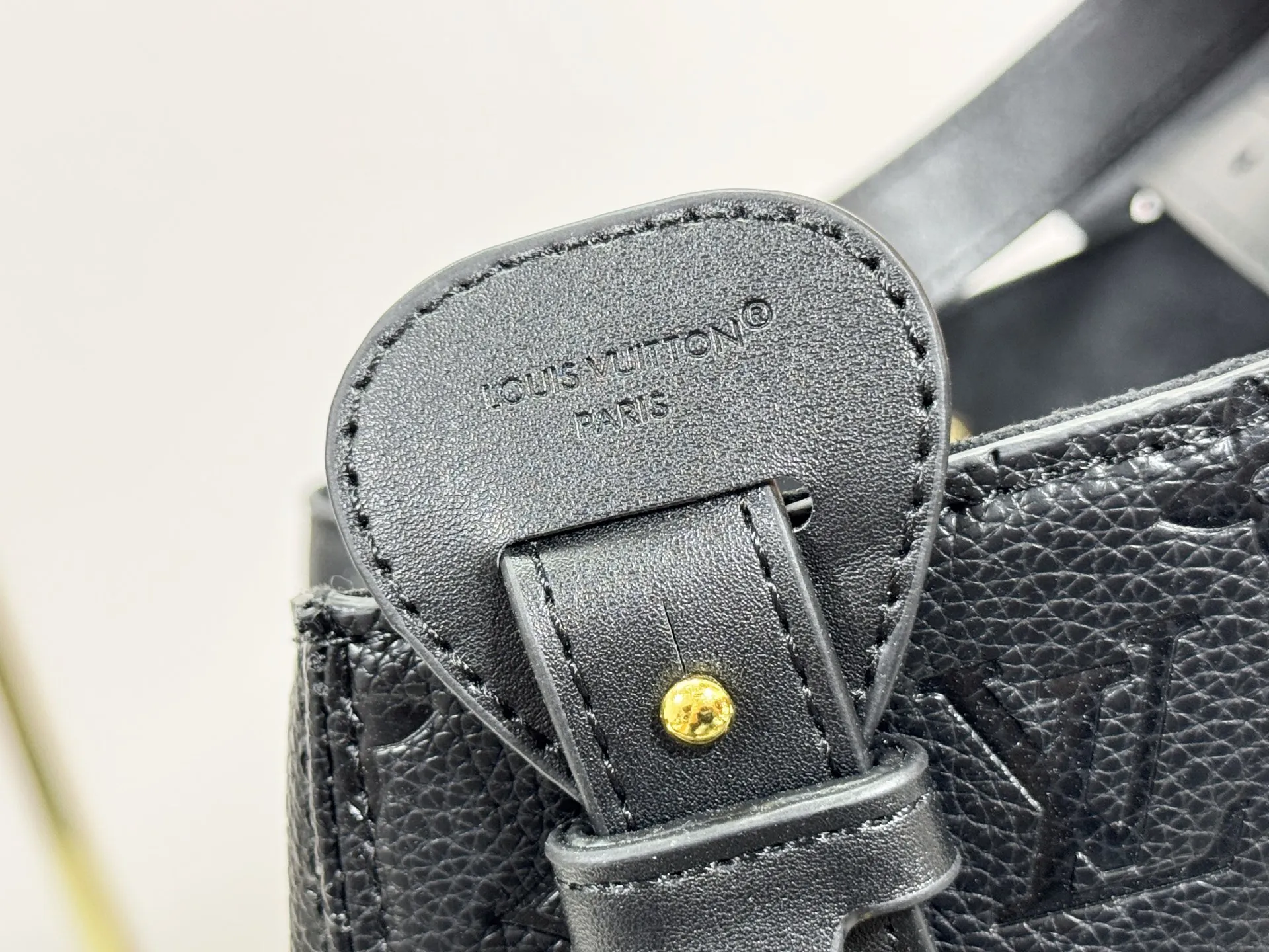 P240 upgraded original M25858 M25888 black M25890 gray All In One small handbag expands the capacity definition of the All-In series and can be transformed into a rounded Hobo handbag or an open tote bag, making it easy to carry daily needs. Monogram Empreinte leather bag with dazzling hardware, LV padlock and nameplate highlight the exquisite details. 40,0