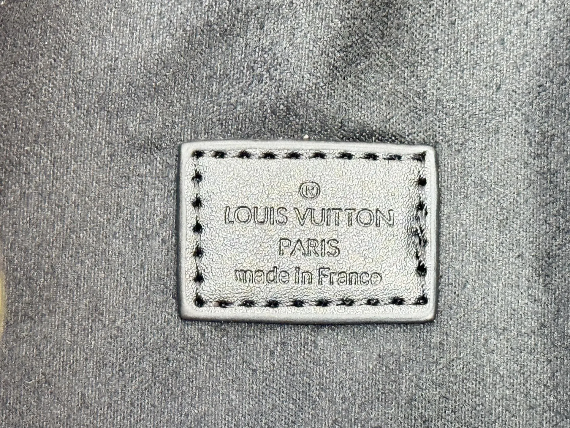 P240 upgraded original M25858 M25888 black M25890 gray All In One small handbag expands the capacity definition of the All-In series and can be transformed into a rounded Hobo handbag or an open tote bag, making it easy to carry daily needs. Monogram Empreinte leather bag with dazzling hardware, LV padlock and nameplate highlight the exquisite details. 40,0