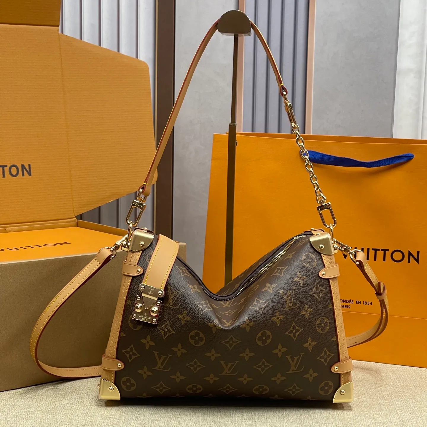 [Upgraded version] P600💰💞Upgraded version·High quality🎁With full set of packaging New counter model·M14513🐶SIDE TRUNK handbag Nicolas Ghesquière repeatedly explored Louis Vuitton's box-making heritage to create this Side Trunk small handbag. Monogram canvas is combined with leather trim, and the leather zipper puller creatively connects to the iconic S-lock, and the reinforced metal corners gather the eye. The wide handles and leather spaghetti strap are removable. Size: 30*20*10 cm