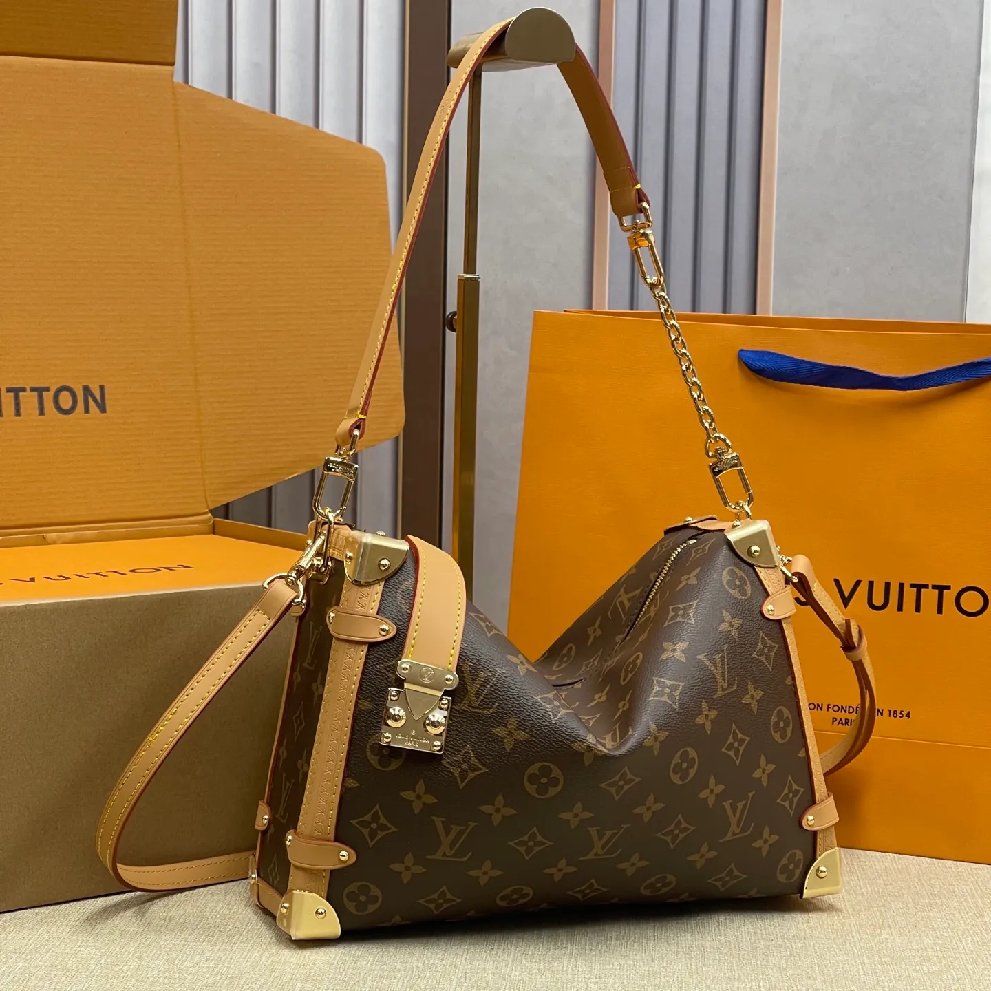 [Upgraded version] P600💰💞Upgraded version·High quality🎁With full set of packaging New counter model·M14513🐶SIDE TRUNK handbag Nicolas Ghesquière repeatedly explored Louis Vuitton's box-making heritage to create this Side Trunk small handbag. Monogram canvas is combined with leather trim, and the leather zipper puller creatively connects to the iconic S-lock, and the reinforced metal corners gather the eye. The wide handles and leather spaghetti strap are removable. Size: 30*20*10 cm