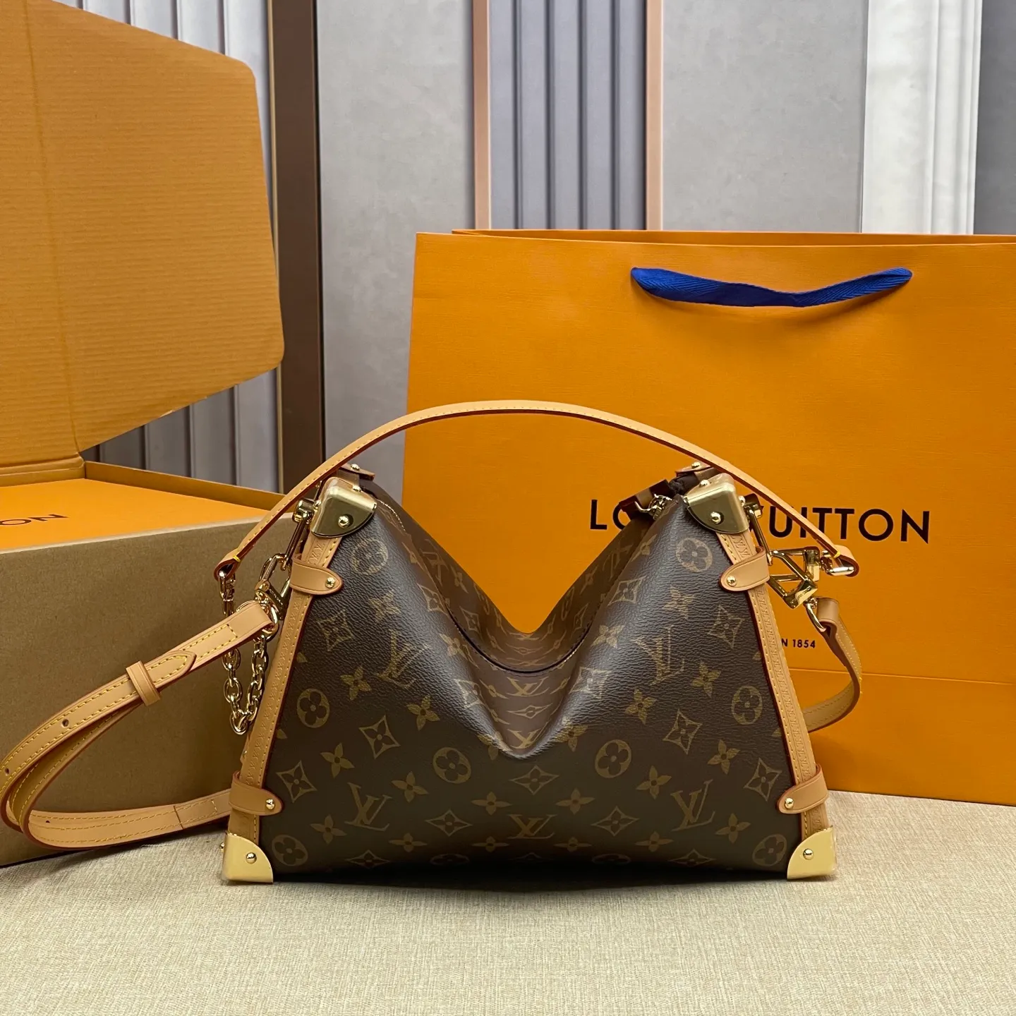 [Upgraded version] P600💰💞Upgraded version·High quality🎁With full set of packaging New counter model·M14513🐶SIDE TRUNK handbag Nicolas Ghesquière repeatedly explored Louis Vuitton's box-making heritage to create this Side Trunk small handbag. Monogram canvas is combined with leather trim, and the leather zipper puller creatively connects to the iconic S-lock, and the reinforced metal corners gather the eye. The wide handles and leather spaghetti strap are removable. Size: 30*20*10 cm