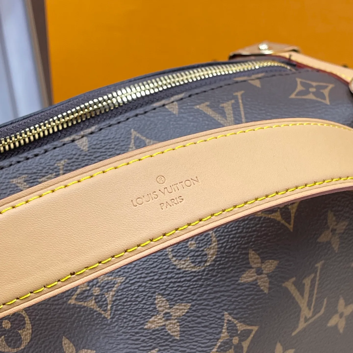 [Upgraded version] P600💰💞Upgraded version·High quality🎁With full set of packaging New counter model·M14513🐶SIDE TRUNK handbag Nicolas Ghesquière repeatedly explored Louis Vuitton's box-making heritage to create this Side Trunk small handbag. Monogram canvas is combined with leather trim, and the leather zipper puller creatively connects to the iconic S-lock, and the reinforced metal corners gather the eye. The wide handles and leather spaghetti strap are removable. Size: 30*20*10 cm
