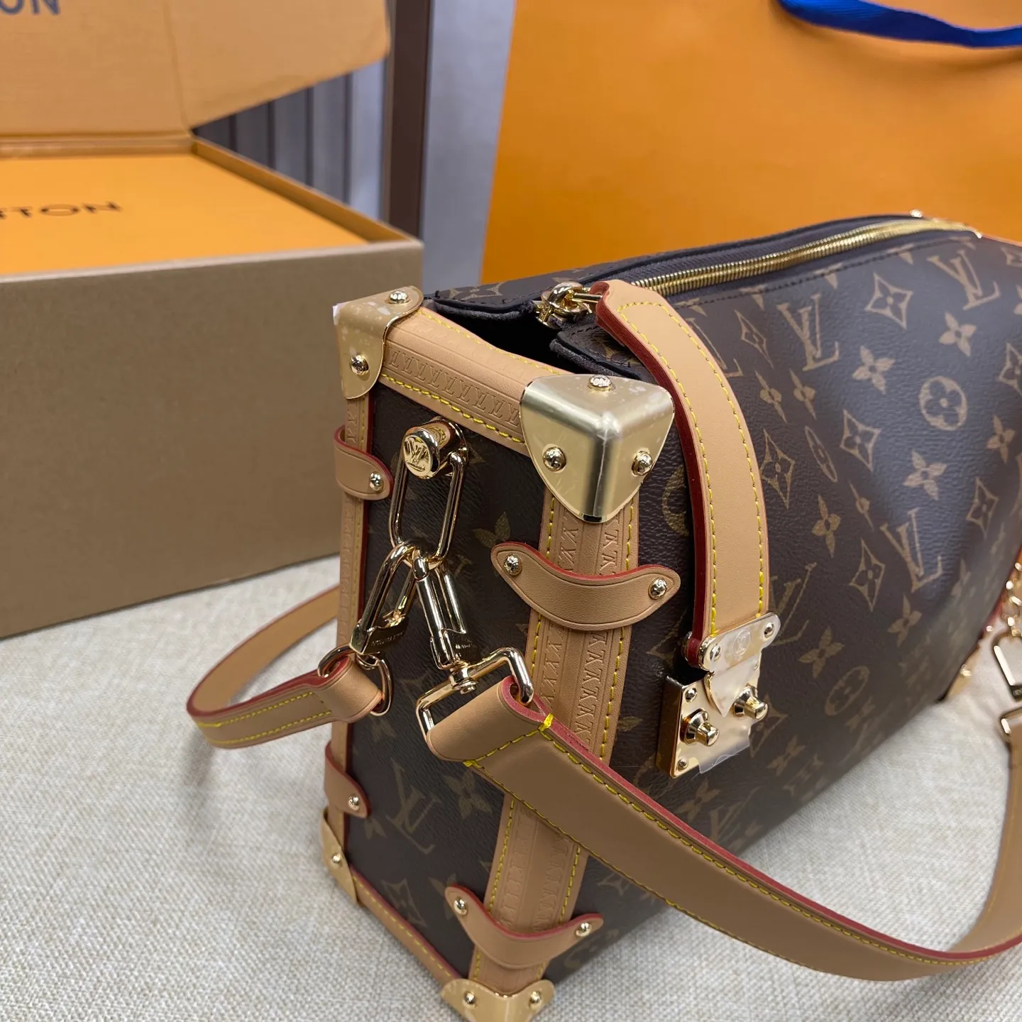 [Upgraded version] P600💰💞Upgraded version·High quality🎁With full set of packaging New counter model·M14513🐶SIDE TRUNK handbag Nicolas Ghesquière repeatedly explored Louis Vuitton's box-making heritage to create this Side Trunk small handbag. Monogram canvas is combined with leather trim, and the leather zipper puller creatively connects to the iconic S-lock, and the reinforced metal corners gather the eye. The wide handles and leather spaghetti strap are removable. Size: 30*20*10 cm
