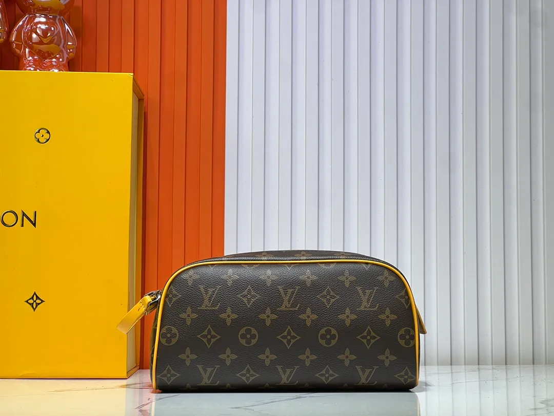 Batch 200💰Upgraded original M11482 M47528 M46354 M46696 N40127 M44494 This Dopp Kit toiletry bag is made of Monogram Eclipse canvas, bringing a restrained choice to Monogram lovers. Plenty of space to store travel essentials, double zippers for secure protection, and wide opening for easy access. 28.0 x 15.0 x 16.5 cm (length x height x width)