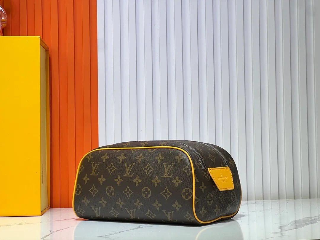 Batch 200💰Upgraded original M11482 M47528 M46354 M46696 N40127 M44494 This Dopp Kit toiletry bag is made of Monogram Eclipse canvas, bringing a restrained choice to Monogram lovers. Plenty of space to store travel essentials, double zippers for secure protection, and wide opening for easy access. 28.0 x 15.0 x 16.5 cm (length x height x width)