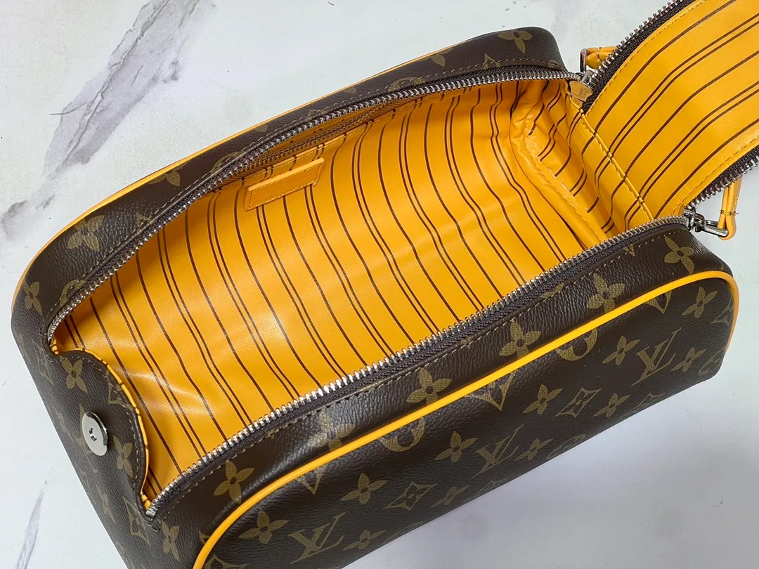 Batch 200💰Upgraded original M11482 M47528 M46354 M46696 N40127 M44494 This Dopp Kit toiletry bag is made of Monogram Eclipse canvas, bringing a restrained choice to Monogram lovers. Plenty of space to store travel essentials, double zippers for secure protection, and wide opening for easy access. 28.0 x 15.0 x 16.5 cm (length x height x width)
