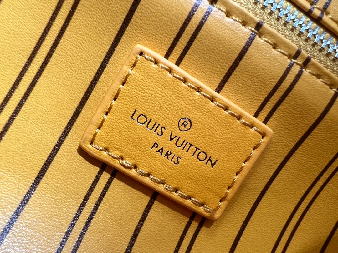 Batch 200💰Upgraded original M11482 M47528 M46354 M46696 N40127 M44494 This Dopp Kit toiletry bag is made of Monogram Eclipse canvas, bringing a restrained choice to Monogram lovers. Plenty of space to store travel essentials, double zippers for secure protection, and wide opening for easy access. 28.0 x 15.0 x 16.5 cm (length x height x width)