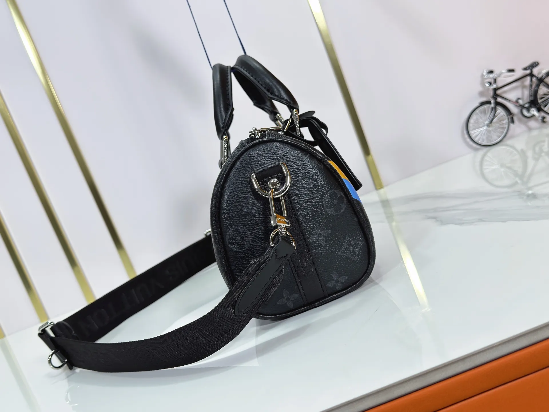 P240 Upgraded original M14078 M01942 M15076 M24434 M46271 M20900 M46249 This handbag condenses the classic silhouette of the Keepall travel bag. It is made of Monogram embossed Taurillon leather. Its compact shape is suitable for storing small items such as mobile phones and wallets. With its clever use of leather handles and detachable shoulder strap, it's easy to carry with you in trendy style. Detailed features Dimensions: 25✘15✘11 cm