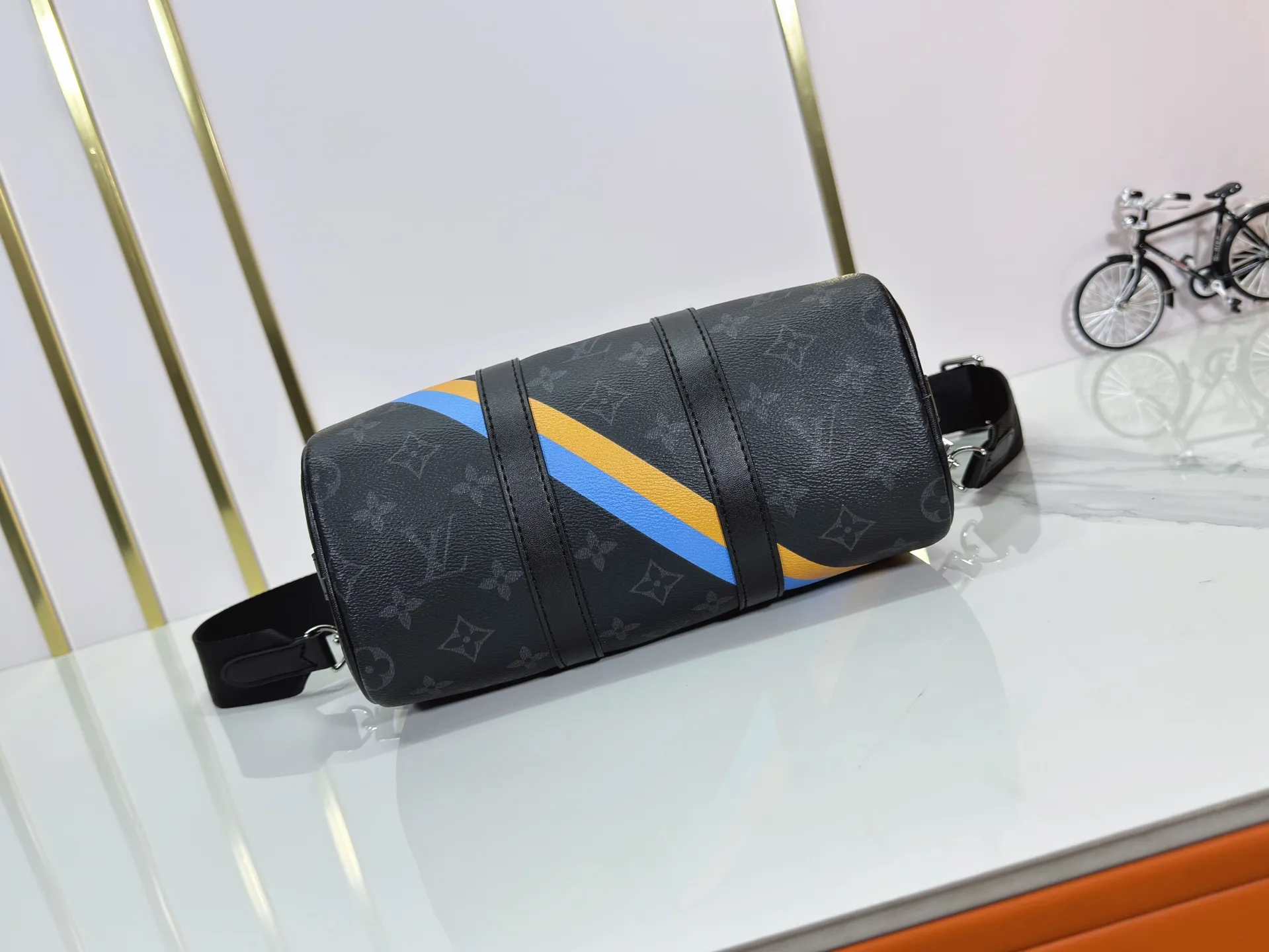P240 Upgraded original M14078 M01942 M15076 M24434 M46271 M20900 M46249 This handbag condenses the classic silhouette of the Keepall travel bag. It is made of Monogram embossed Taurillon leather. Its compact shape is suitable for storing small items such as mobile phones and wallets. With its clever use of leather handles and detachable shoulder strap, it's easy to carry with you in trendy style. Detailed features Dimensions: 25✘15✘11 cm