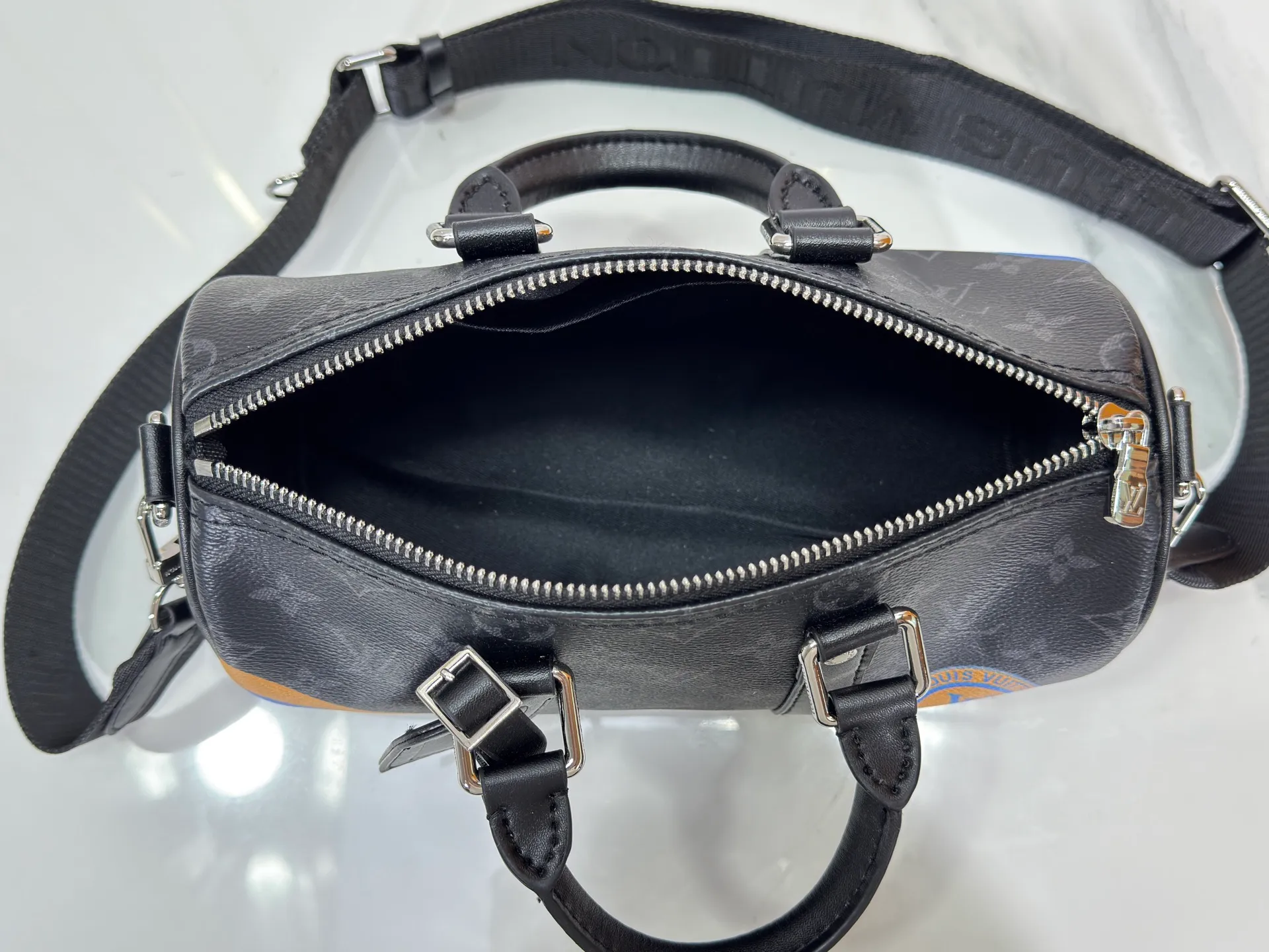 P240 Upgraded original M14078 M01942 M15076 M24434 M46271 M20900 M46249 This handbag condenses the classic silhouette of the Keepall travel bag. It is made of Monogram embossed Taurillon leather. Its compact shape is suitable for storing small items such as mobile phones and wallets. With its clever use of leather handles and detachable shoulder strap, it's easy to carry with you in trendy style. Detailed features Dimensions: 25✘15✘11 cm