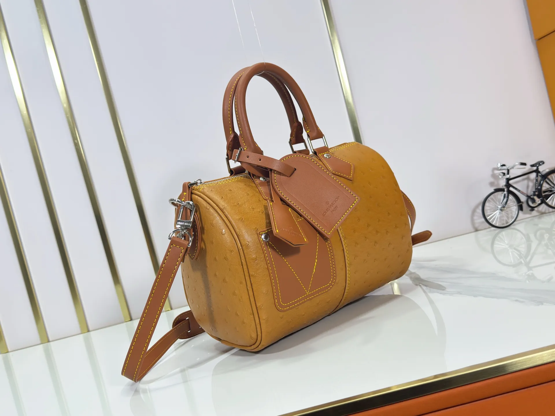 P300 Upgraded original M24420 M24441 M24424 This model has ostrich leather pattern. The Speedy Bandoulière 25 Monogram Leather handbag is made of soft cow leather and uses Monogram pattern to reproduce the elegant look and feel of canvas printing. Dazzling metal hardware, sheepskin lining and nameplate all reflect Creative Director Pharrell Williams' relentless attention to detail. 25x15x15cm (length x height x width)