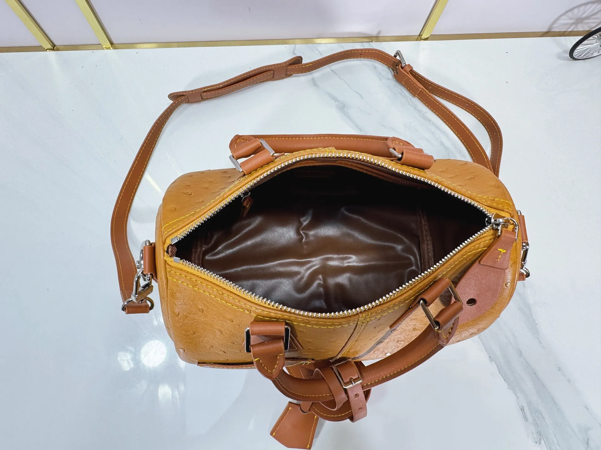 P300 Upgraded original M24420 M24441 M24424 This model has ostrich leather pattern. The Speedy Bandoulière 25 Monogram Leather handbag is made of soft cow leather and uses Monogram pattern to reproduce the elegant look and feel of canvas printing. Dazzling metal hardware, sheepskin lining and nameplate all reflect Creative Director Pharrell Williams' relentless attention to detail. 25x15x15cm (length x height x width)
