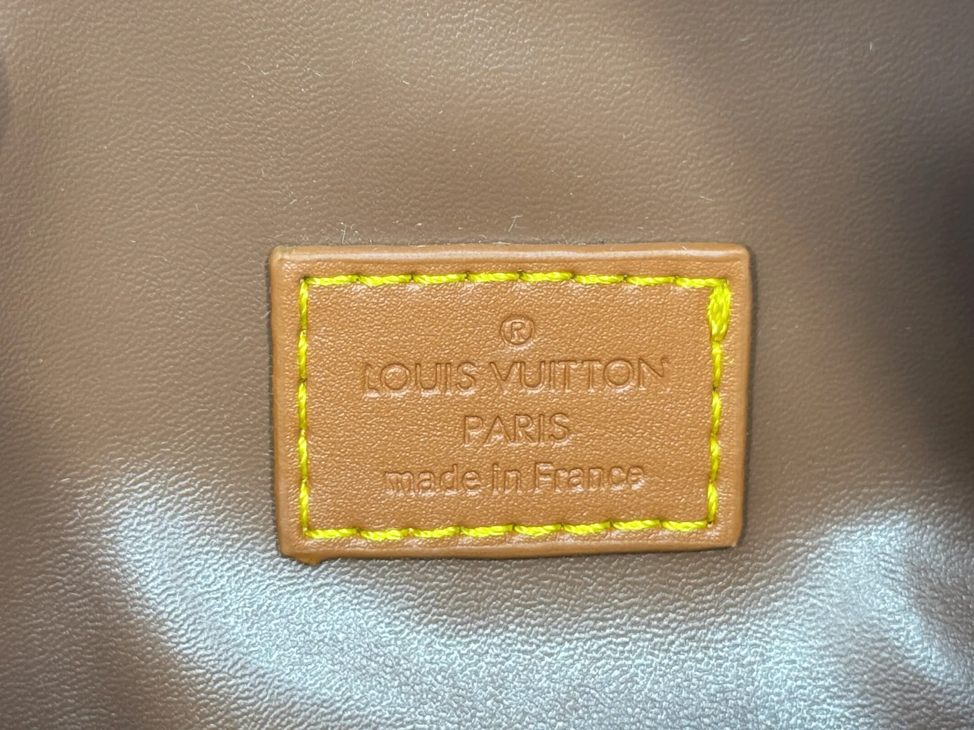 P300 Upgraded original M24420 M24441 M24424 This model has ostrich leather pattern. The Speedy Bandoulière 25 Monogram Leather handbag is made of soft cow leather and uses Monogram pattern to reproduce the elegant look and feel of canvas printing. Dazzling metal hardware, sheepskin lining and nameplate all reflect Creative Director Pharrell Williams' relentless attention to detail. 25x15x15cm (length x height x width)