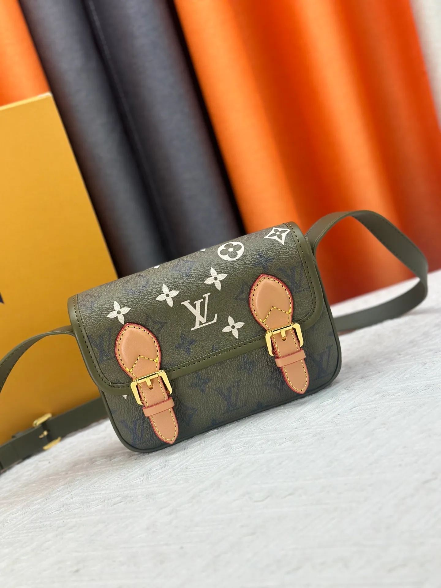 P230 Upgraded original M26805 M83298 This Satchel Jh mini handbag is from the Monogram Archive series. It is made of soft Monogram canvas with distressed leather trim and dazzling metal parts. The mini messenger bag is designed to hold daily necessities such as mobile phones and wallets. Adjustable shoulder straps ensure comfort when worn over the shoulder or across the body. Dimensions: 15 x 6 x 19.5 cm. (height x width x length)
