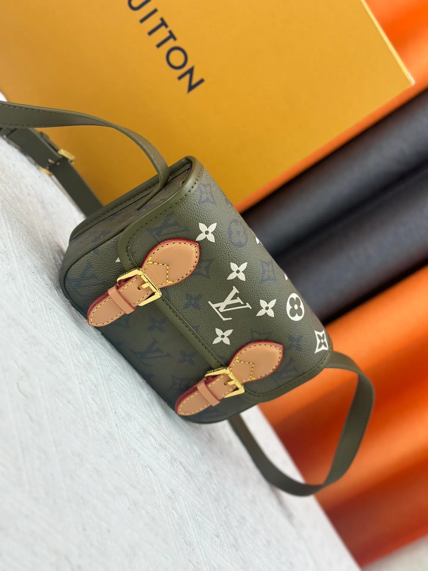 P230 Upgraded original M26805 M83298 This Satchel Jh mini handbag is from the Monogram Archive series. It is made of soft Monogram canvas with distressed leather trim and dazzling metal parts. The mini messenger bag is designed to hold daily necessities such as mobile phones and wallets. Adjustable shoulder straps ensure comfort when worn over the shoulder or across the body. Dimensions: 15 x 6 x 19.5 cm. (height x width x length)