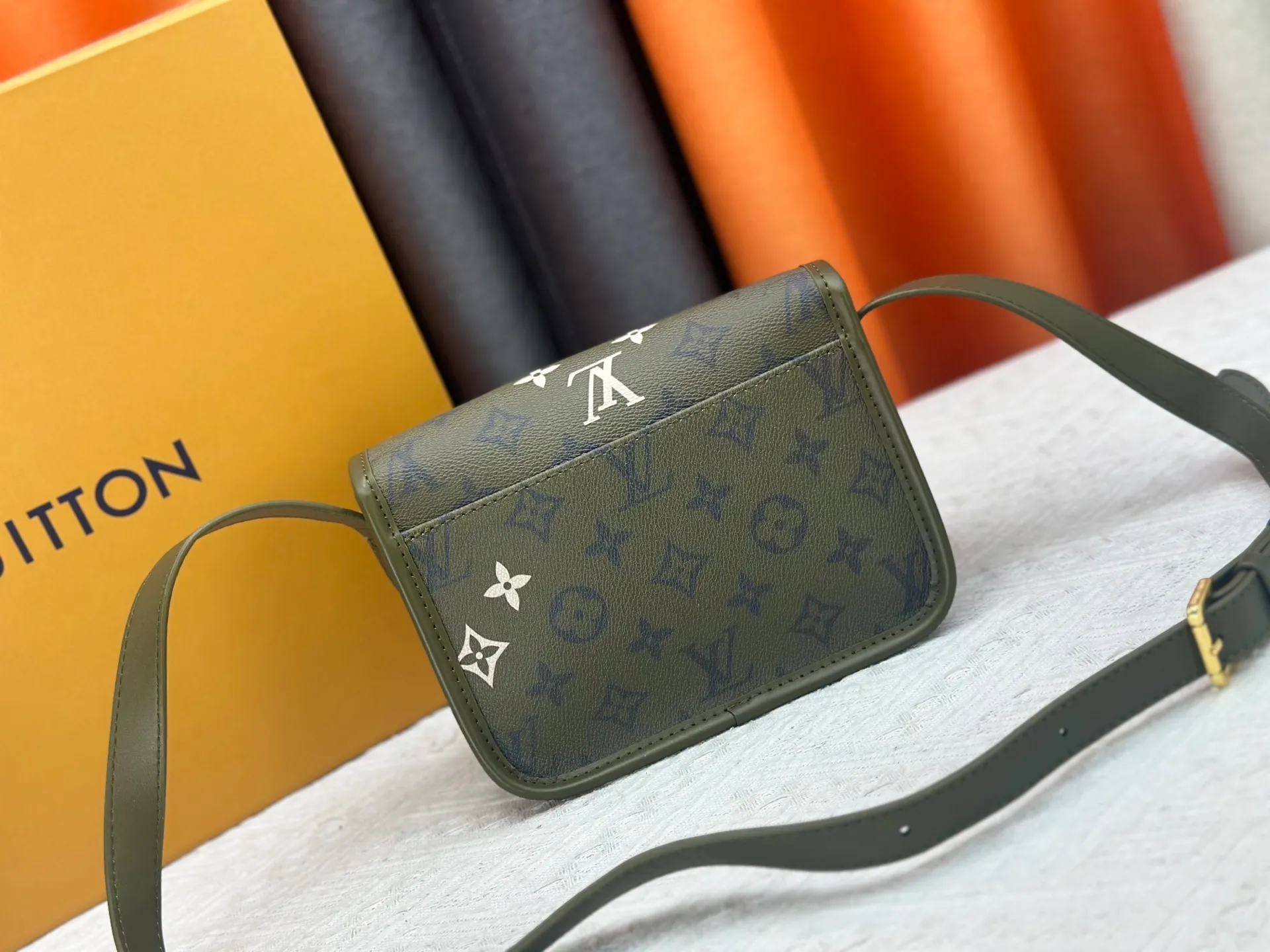 P230 Upgraded original M26805 M83298 This Satchel Jh mini handbag is from the Monogram Archive series. It is made of soft Monogram canvas with distressed leather trim and dazzling metal parts. The mini messenger bag is designed to hold daily necessities such as mobile phones and wallets. Adjustable shoulder straps ensure comfort when worn over the shoulder or across the body. Dimensions: 15 x 6 x 19.5 cm. (height x width x length)