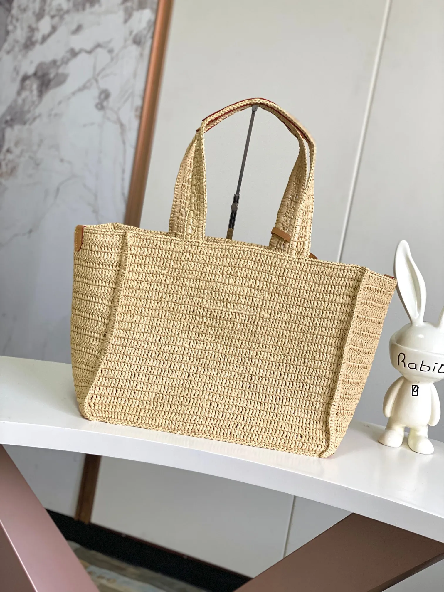 💰1580 Top quality original 163 chip M14458 brown SUMMER SHOPPER TOTE medium handbag This Shopper Tote handbag is filled with summery atmosphere with light and elegant raffia, cleverly reflecting the Louis Vuitton logo embroidery on the front. The removable distressed leather nameplate adds a retro charm, and the Louis Vuitton woven label on the inside highlights the new season cruise theme. Raffia Cow leather trim Metal hardware 44 x 32 x 17 cm (Length x Height x Width)