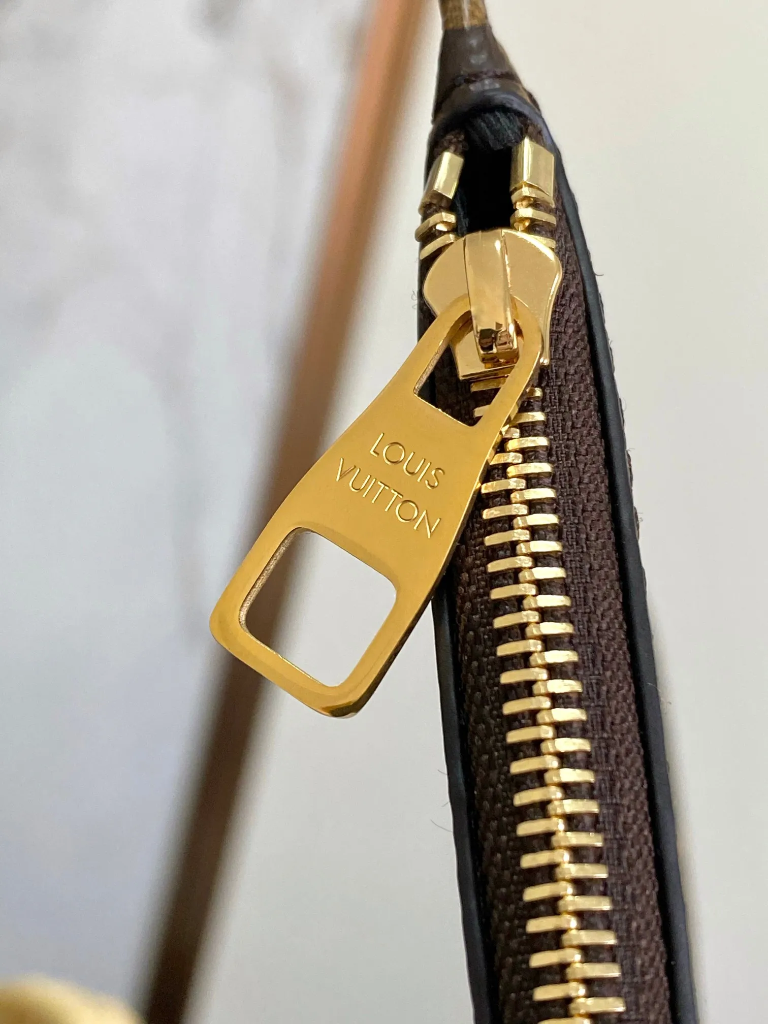 💰1580 Top quality original 163 chip M14458 brown SUMMER SHOPPER TOTE medium handbag This Shopper Tote handbag is filled with summery atmosphere with light and elegant raffia, cleverly reflecting the Louis Vuitton logo embroidery on the front. The removable distressed leather nameplate adds a retro charm, and the Louis Vuitton woven label on the inside highlights the new season cruise theme. Raffia Cow leather trim Metal hardware 44 x 32 x 17 cm (Length x Height x Width)
