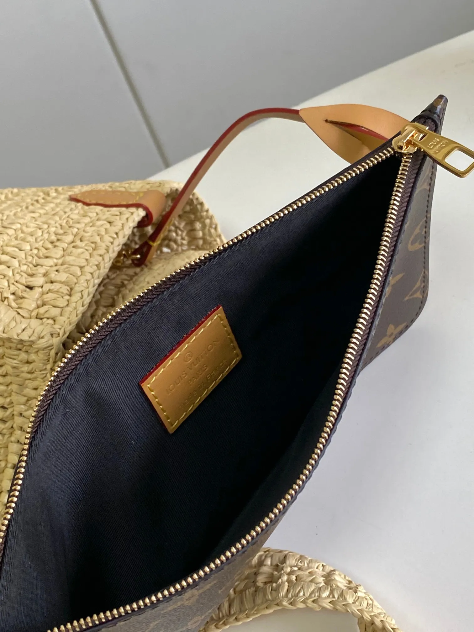 💰1580 Top quality original 163 chip M14458 brown SUMMER SHOPPER TOTE medium handbag This Shopper Tote handbag is filled with summery atmosphere with light and elegant raffia, cleverly reflecting the Louis Vuitton logo embroidery on the front. The removable distressed leather nameplate adds a retro charm, and the Louis Vuitton woven label on the inside highlights the new season cruise theme. Raffia Cow leather trim Metal hardware 44 x 32 x 17 cm (Length x Height x Width)