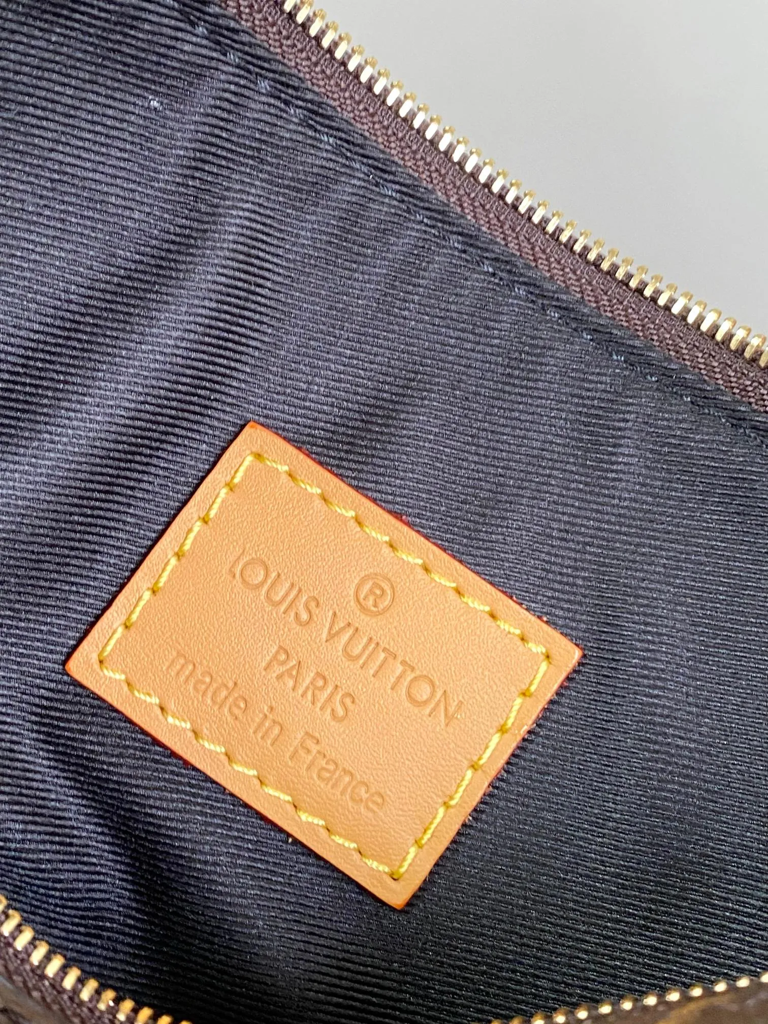 💰1580 Top quality original 163 chip M14458 brown SUMMER SHOPPER TOTE medium handbag This Shopper Tote handbag is filled with summery atmosphere with light and elegant raffia, cleverly reflecting the Louis Vuitton logo embroidery on the front. The removable distressed leather nameplate adds a retro charm, and the Louis Vuitton woven label on the inside highlights the new season cruise theme. Raffia Cow leather trim Metal hardware 44 x 32 x 17 cm (Length x Height x Width)