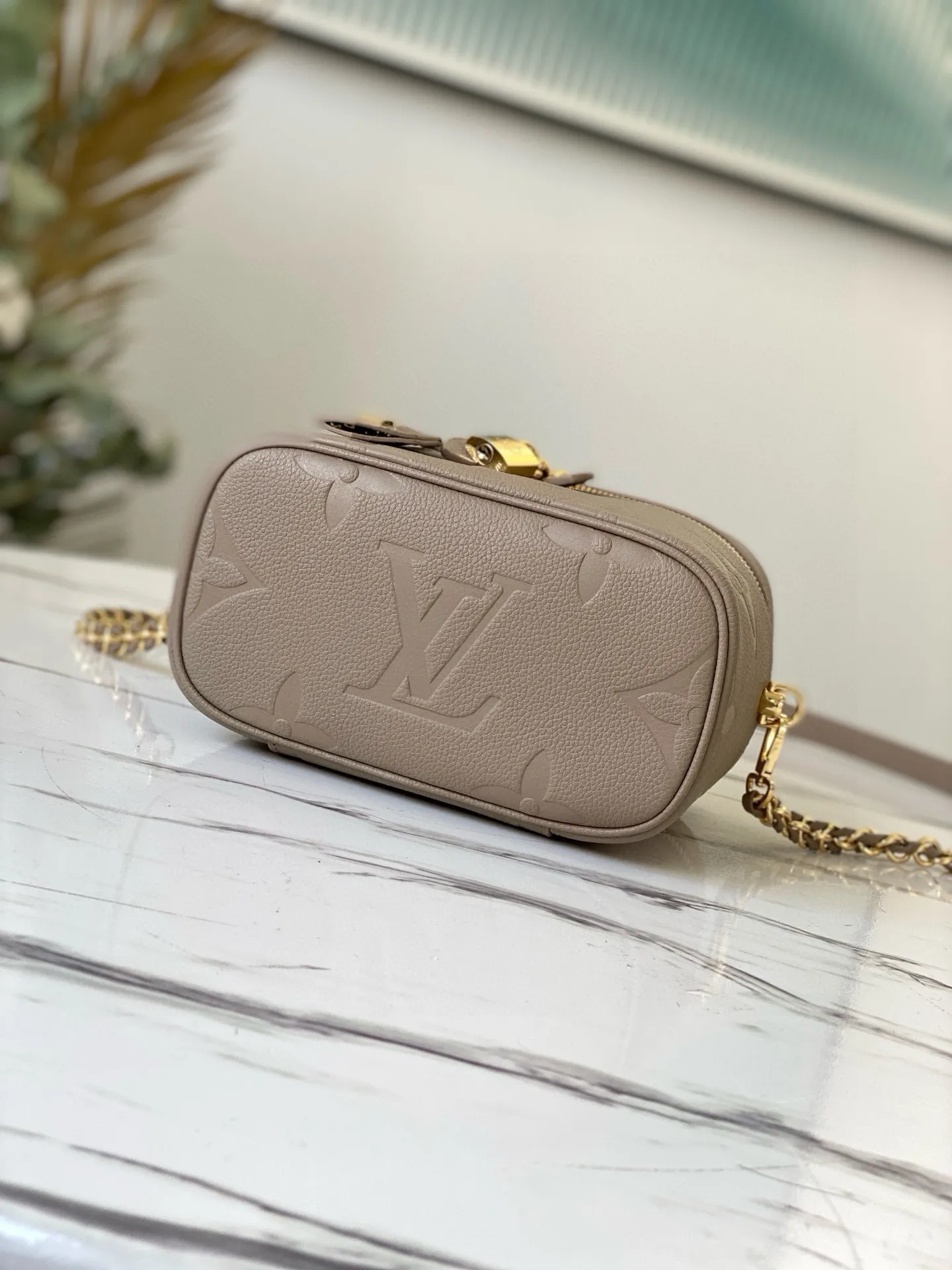 💰1160 (first-grain leather) M45608 top original order This Vanity small handbag combines Giant Monogram embossing, elegant structure and leather top handle. Leather tabs open the zipper easily, and a padlock keeps it secure. Detachable and adjustable shoulder strap with braided leather chain. Dimensions: 19 x 13 x 11 cm