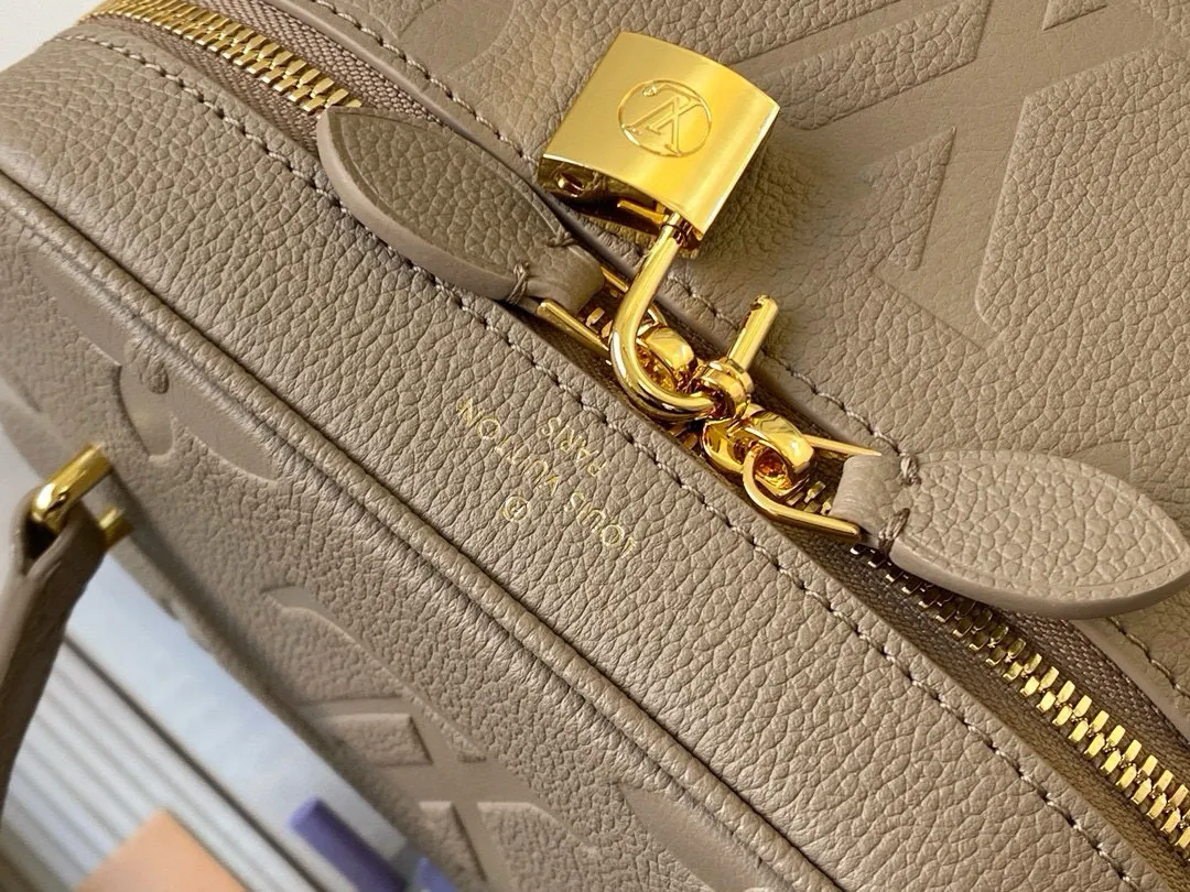 💰1160 (first-grain leather) M45608 top original order This Vanity small handbag combines Giant Monogram embossing, elegant structure and leather top handle. Leather tabs open the zipper easily, and a padlock keeps it secure. Detachable and adjustable shoulder strap with braided leather chain. Dimensions: 19 x 13 x 11 cm