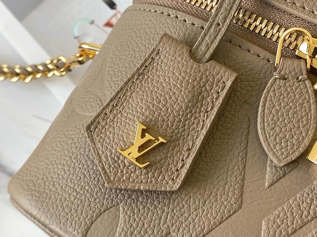 💰1160 (first-grain leather) M45608 top original order This Vanity small handbag combines Giant Monogram embossing, elegant structure and leather top handle. Leather tabs open the zipper easily, and a padlock keeps it secure. Detachable and adjustable shoulder strap with braided leather chain. Dimensions: 19 x 13 x 11 cm