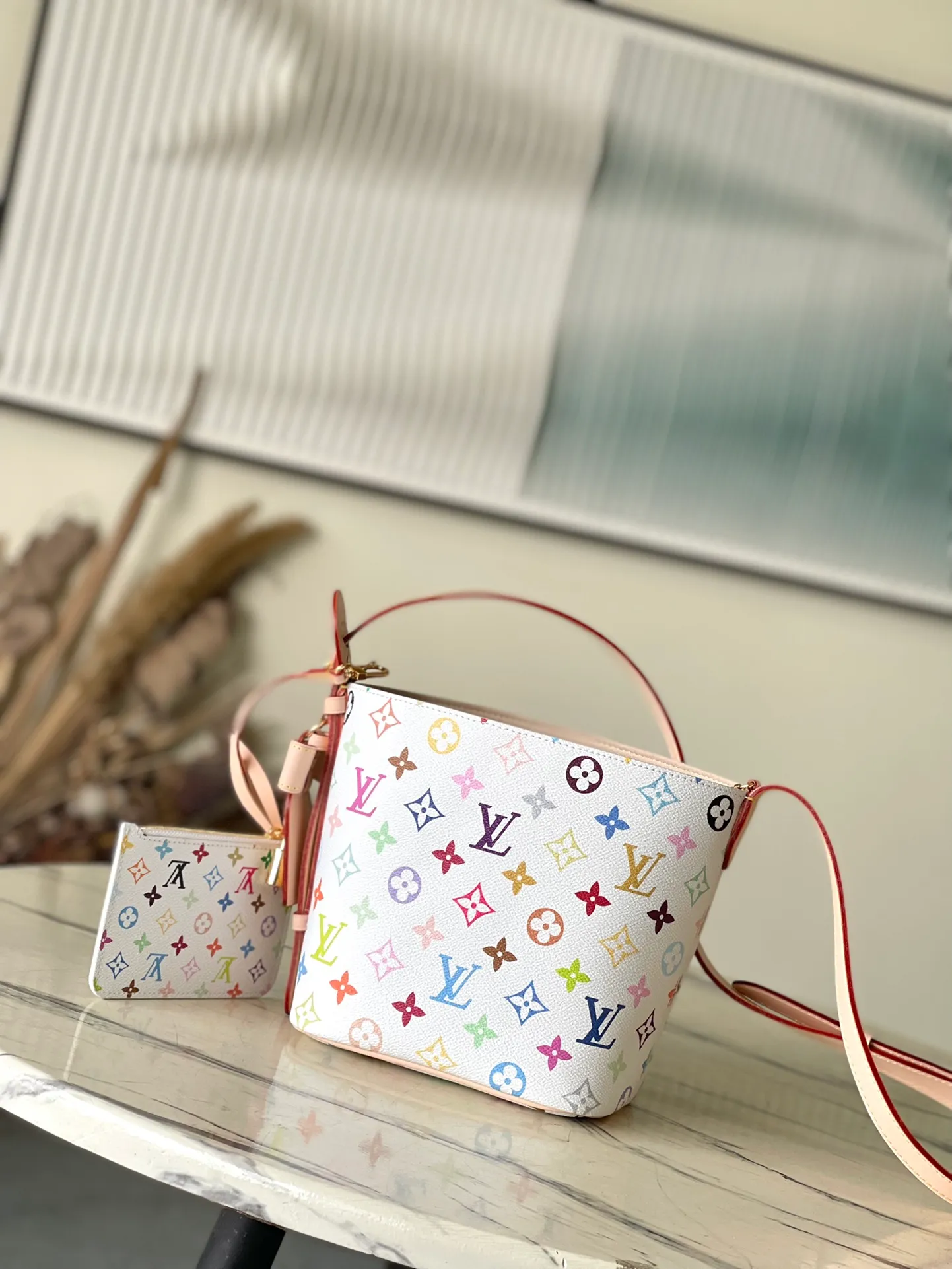 💰1060 (top layer leather) top original order M13089 This AlnBB handbag conveys the playful style of the Louis Vuitton x Murakami reissue series with smart details. Monogram coated canvas presents the artist’s colorful rainbow tones, and the name tag is decorated with bows and padlocks. With the adjustable cowhide handle and leather shoulder strap, it can be carried by hand, shoulder or cross-body. Dimensions: 16 × 18 × 12 cm