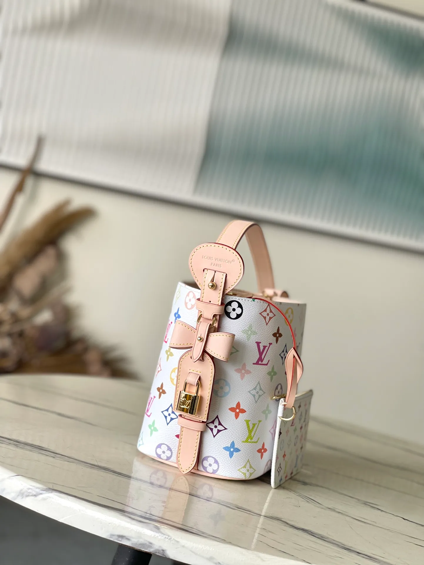 💰1060 (top layer leather) top original order M13089 This AlnBB handbag conveys the playful style of the Louis Vuitton x Murakami reissue series with smart details. Monogram coated canvas presents the artist’s colorful rainbow tones, and the name tag is decorated with bows and padlocks. With the adjustable cowhide handle and leather shoulder strap, it can be carried by hand, shoulder or cross-body. Dimensions: 16 × 18 × 12 cm