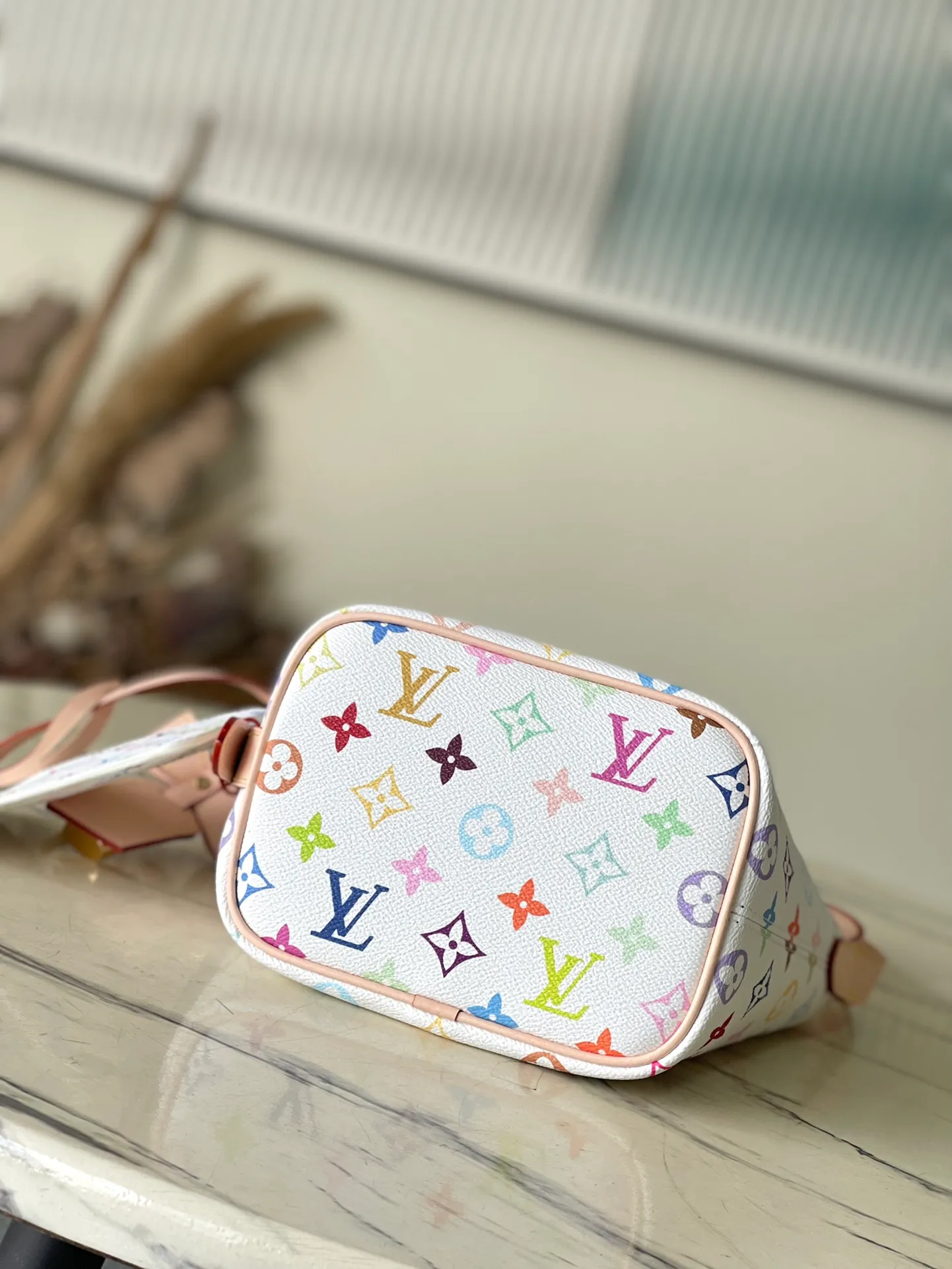 💰1060 (top layer leather) top original order M13089 This AlnBB handbag conveys the playful style of the Louis Vuitton x Murakami reissue series with smart details. Monogram coated canvas presents the artist’s colorful rainbow tones, and the name tag is decorated with bows and padlocks. With the adjustable cowhide handle and leather shoulder strap, it can be carried by hand, shoulder or cross-body. Dimensions: 16 × 18 × 12 cm