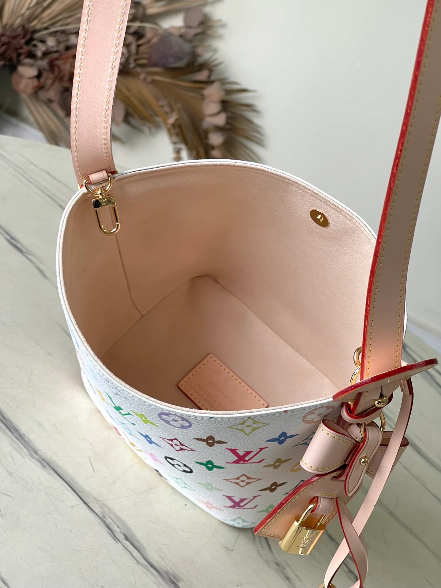 💰1060 (top layer leather) top original order M13089 This AlnBB handbag conveys the playful style of the Louis Vuitton x Murakami reissue series with smart details. Monogram coated canvas presents the artist’s colorful rainbow tones, and the name tag is decorated with bows and padlocks. With the adjustable cowhide handle and leather shoulder strap, it can be carried by hand, shoulder or cross-body. Dimensions: 16 × 18 × 12 cm
